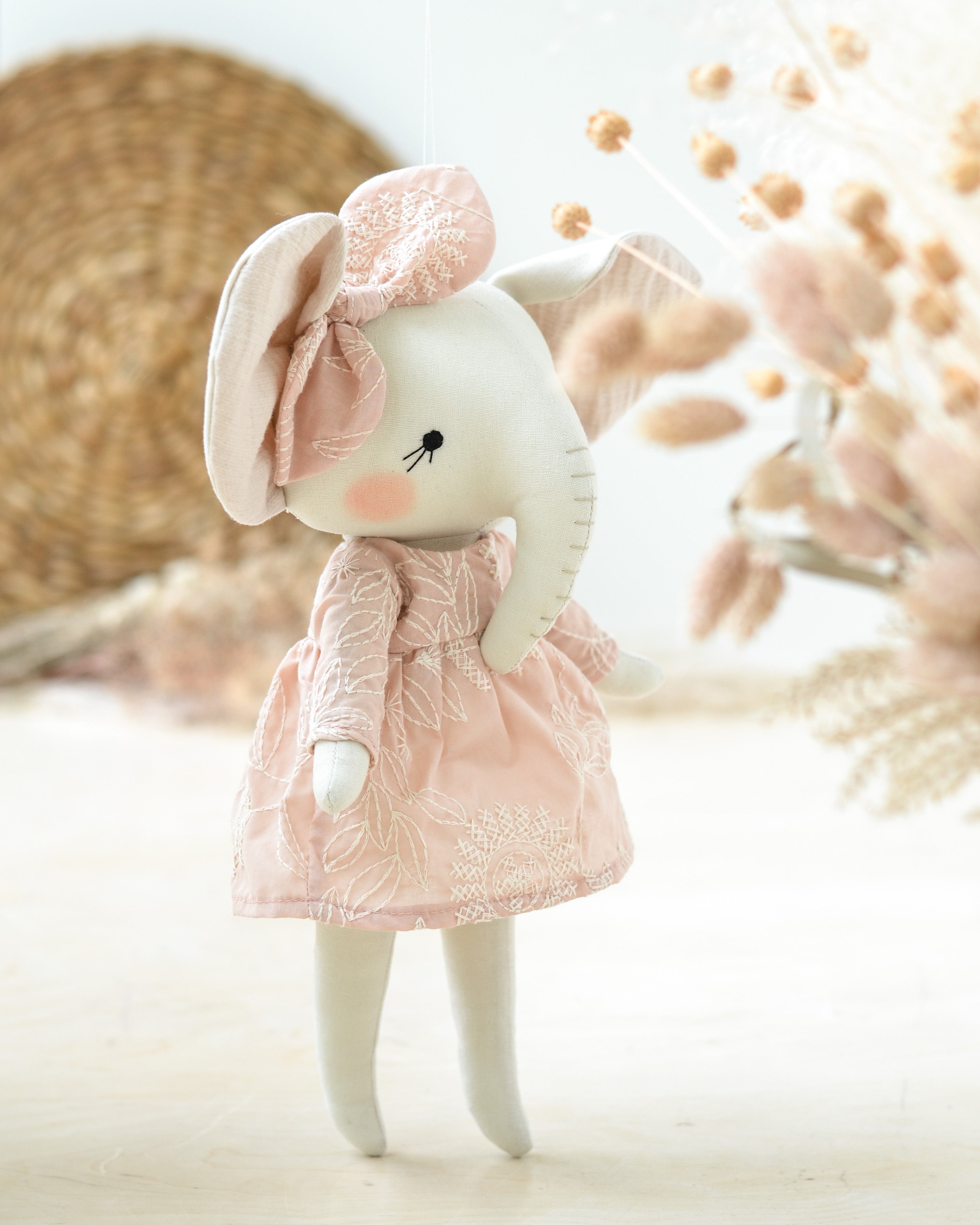 Elefante de peluche Stella vestido de bordado rosa