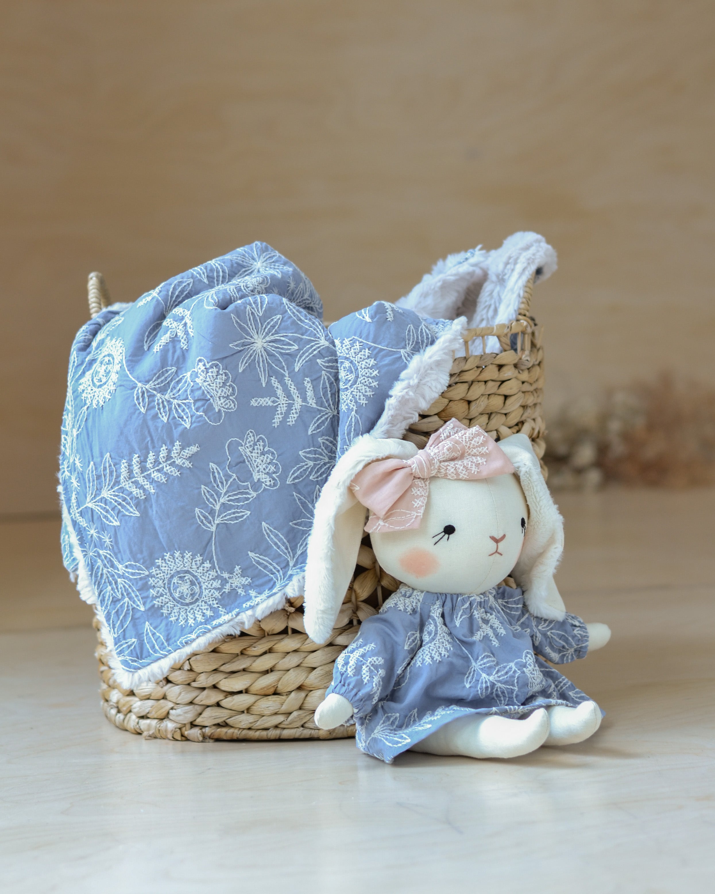Ensemble poupée lapin et couverture | Bleu motif floral brodé