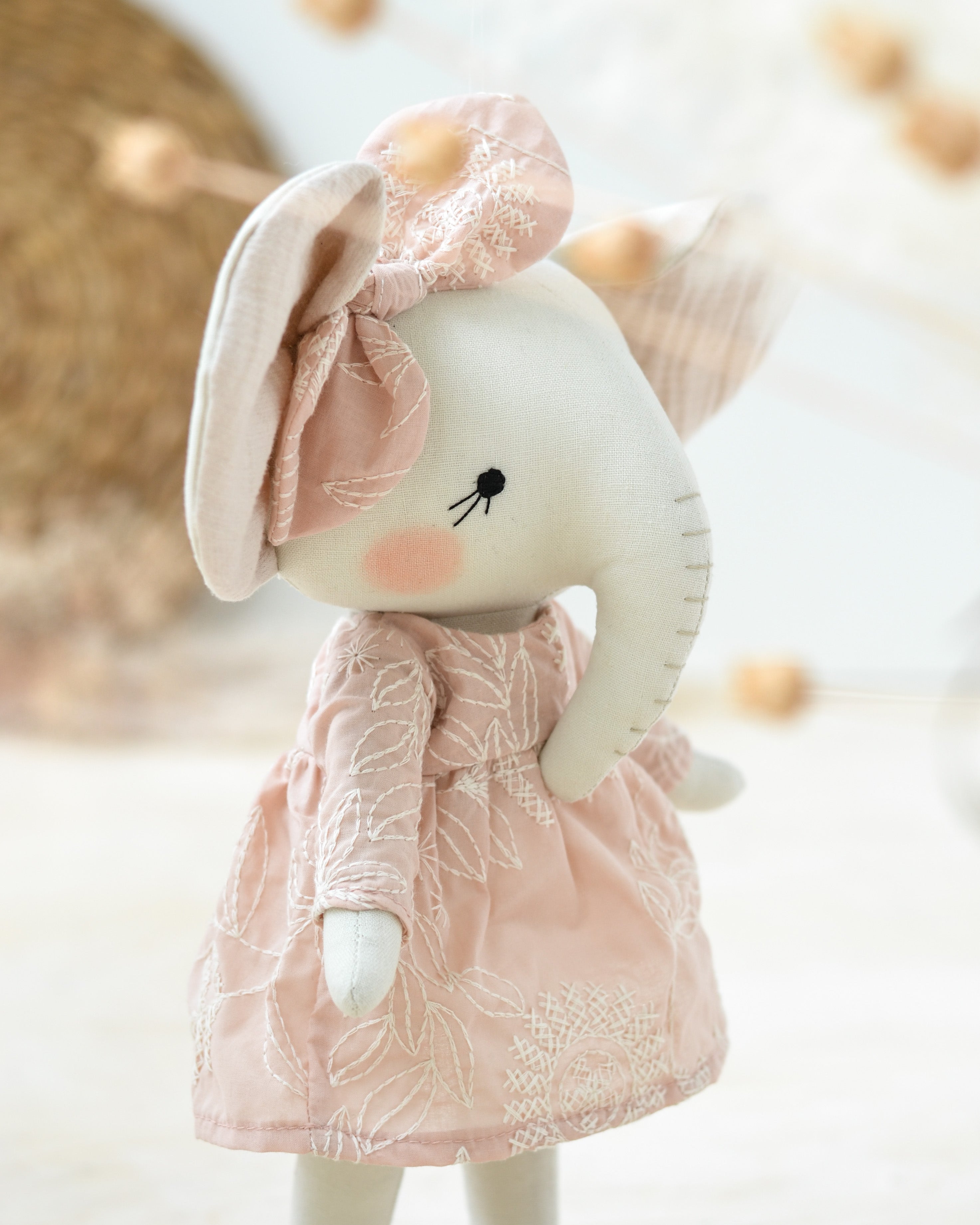 Elefante de peluche Stella vestido de bordado rosa