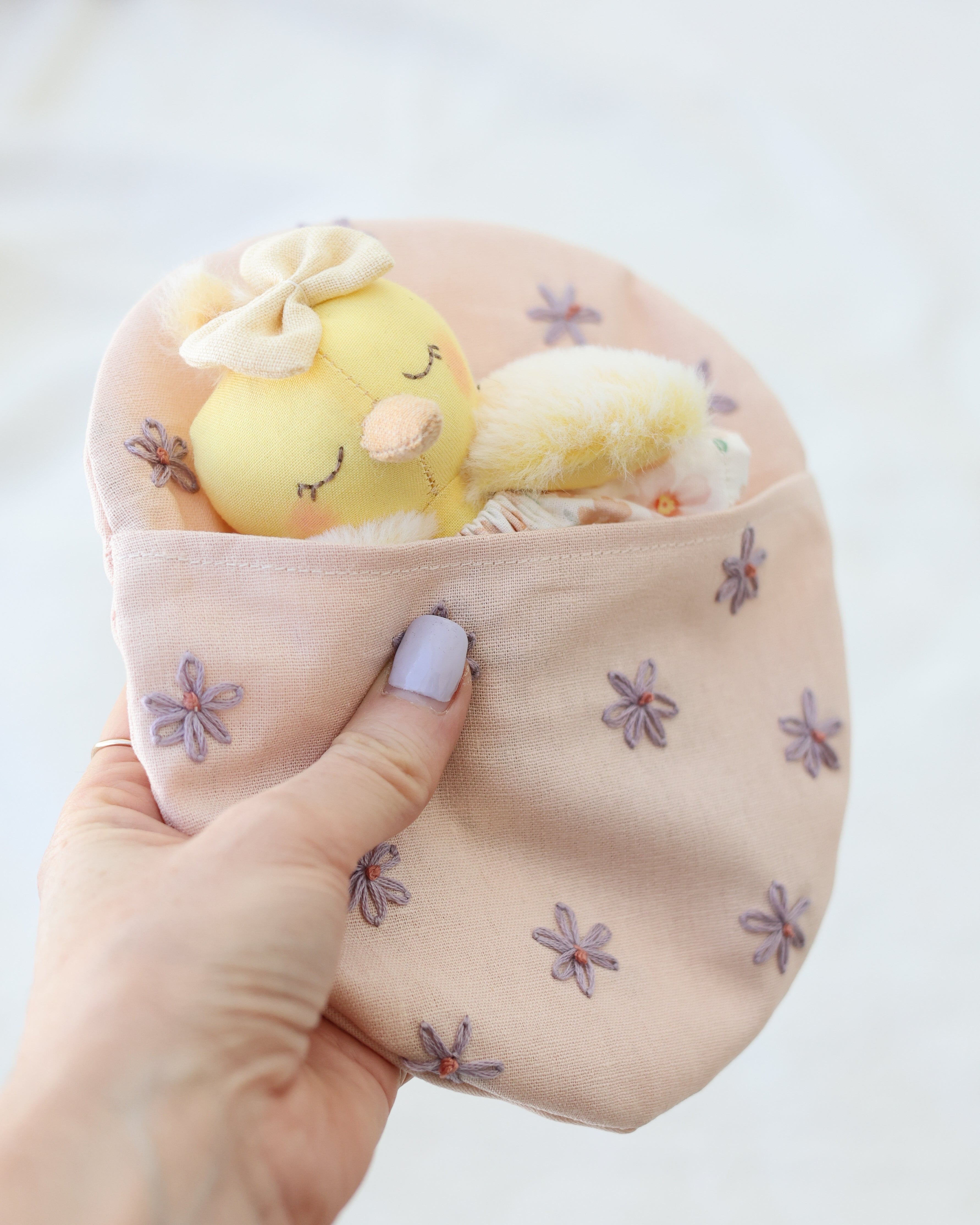 Mini Chick Robine and Easter Egg-shaped Bed