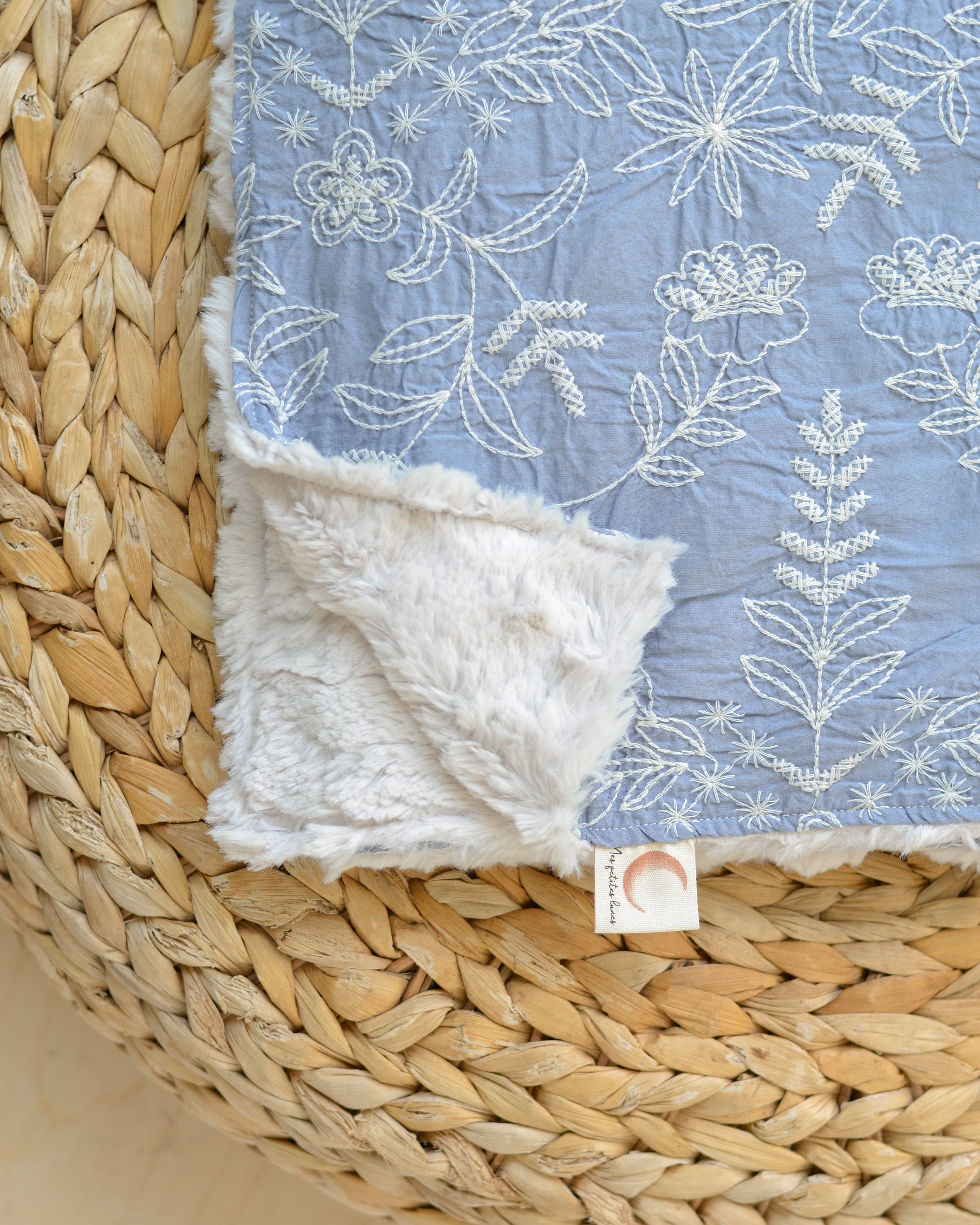 Conjunto de brinquedo de pelúcia coelho e cobertor azul com bordado floral