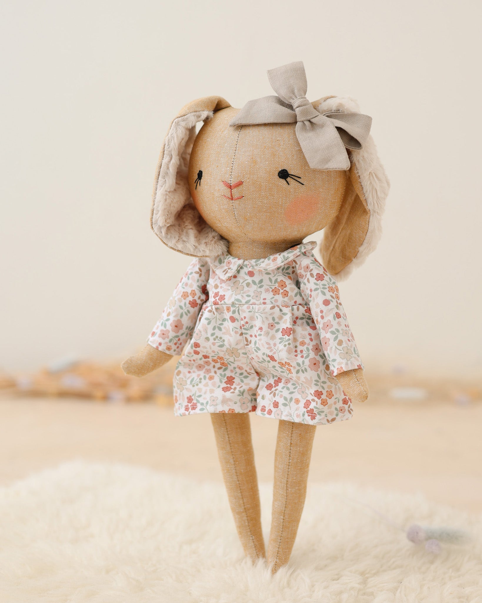 Doudou lapin Jeanne combinaison fleurs