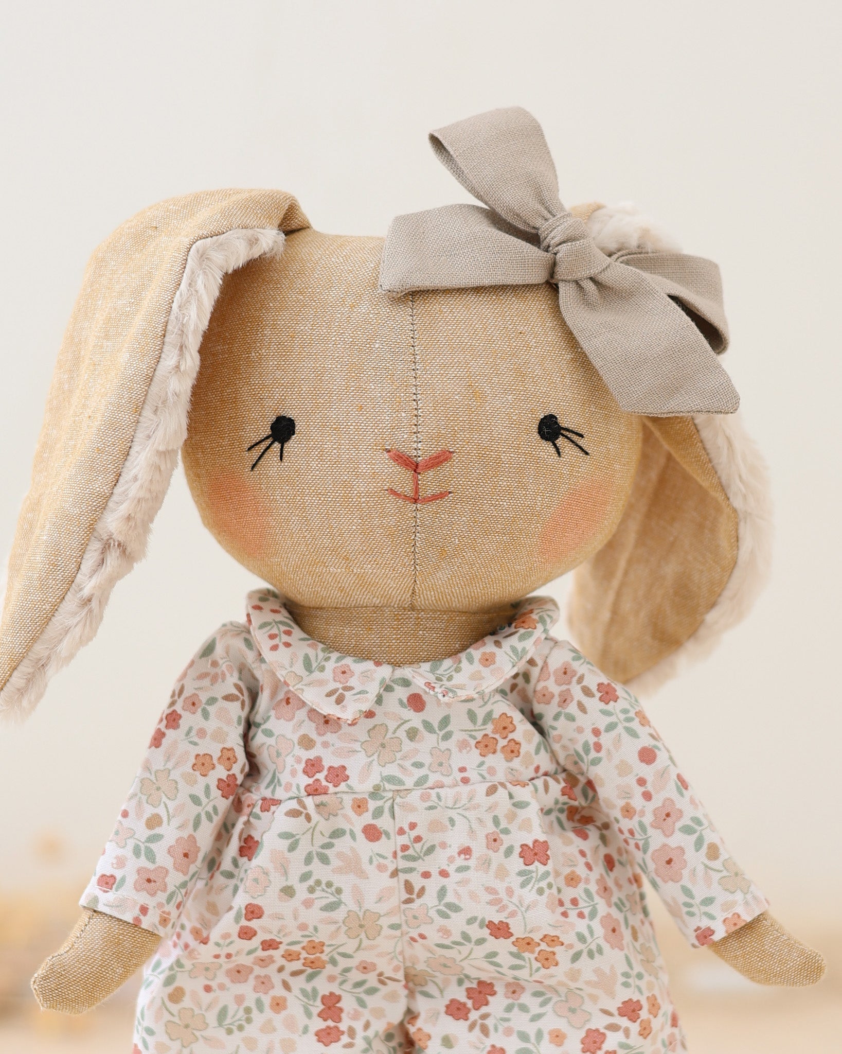 Doudou lapin Jeanne combinaison fleurs