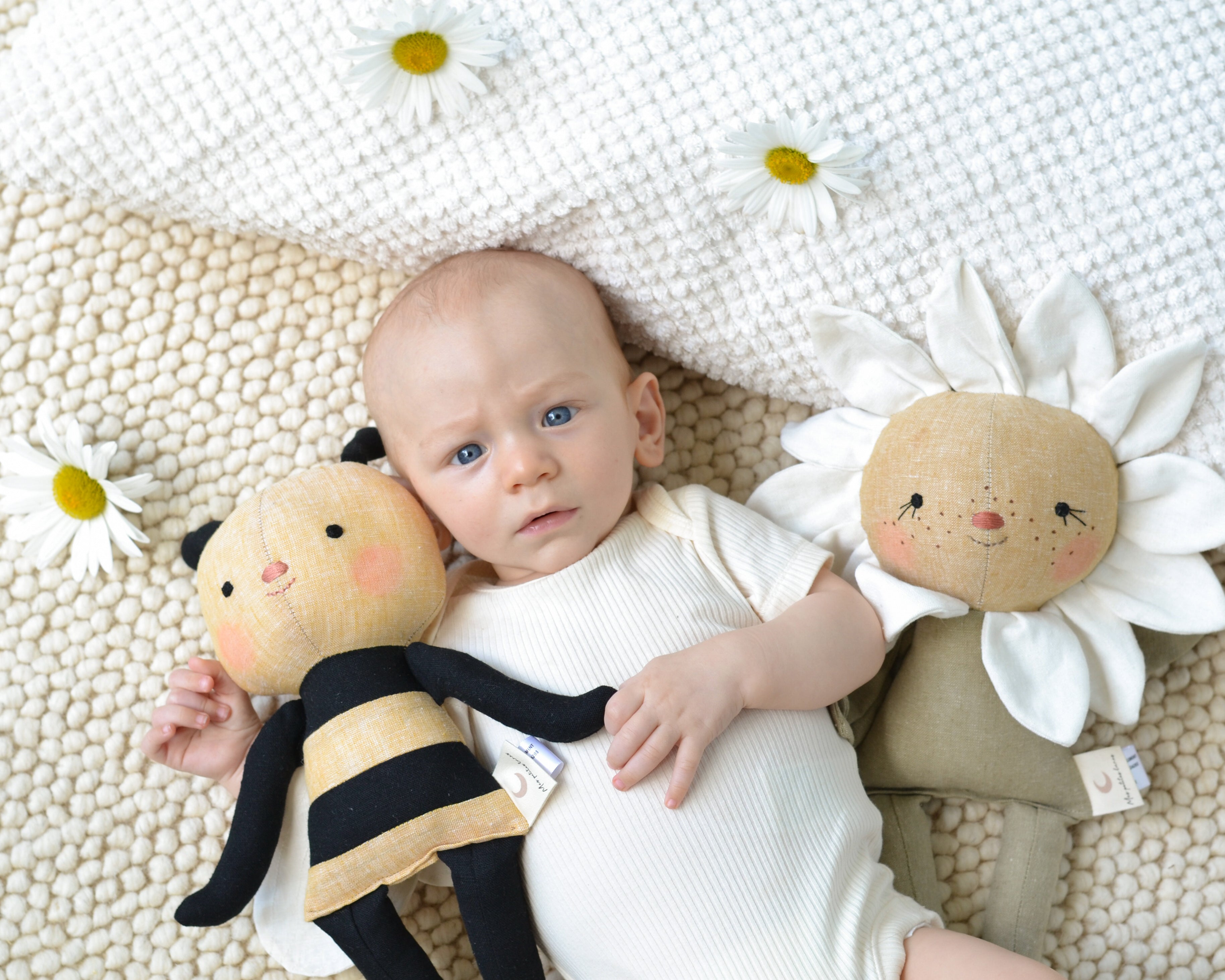 Brinquedo de Pelúcia Abelha Coroa de Flores