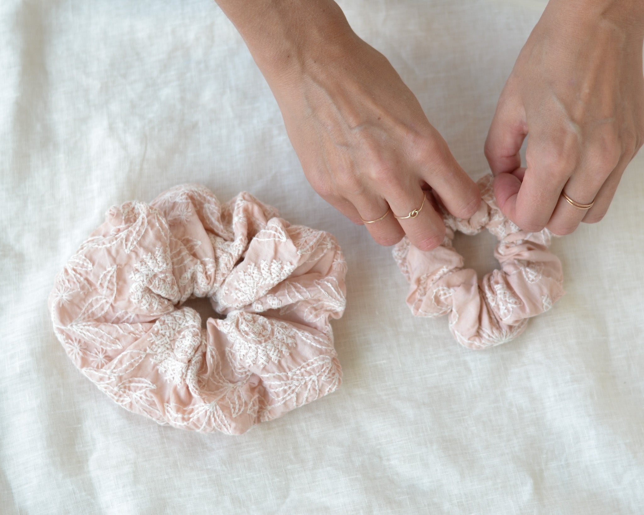 Chouchou brodé rose surdimensionné