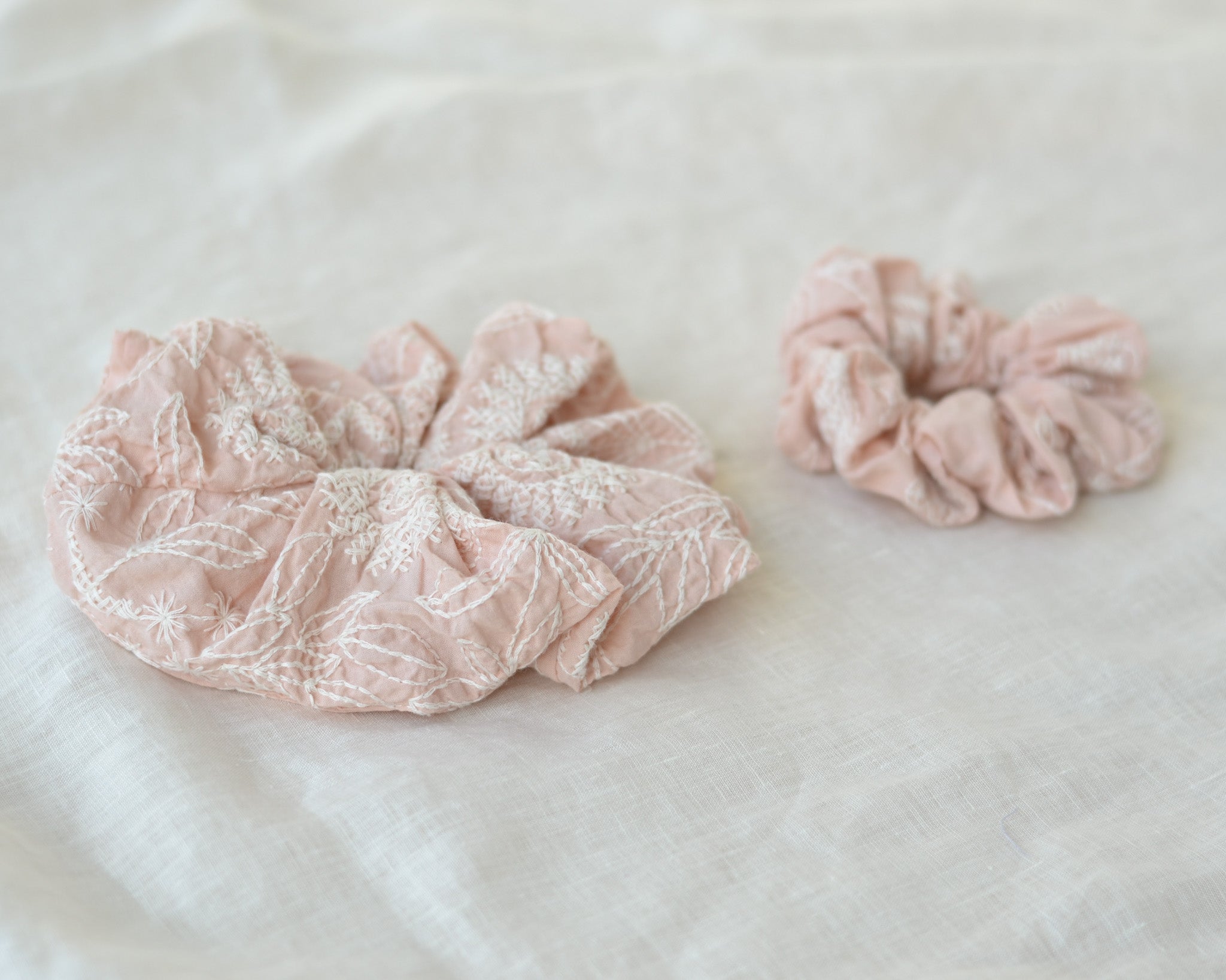 Chouchou brodé rose surdimensionné