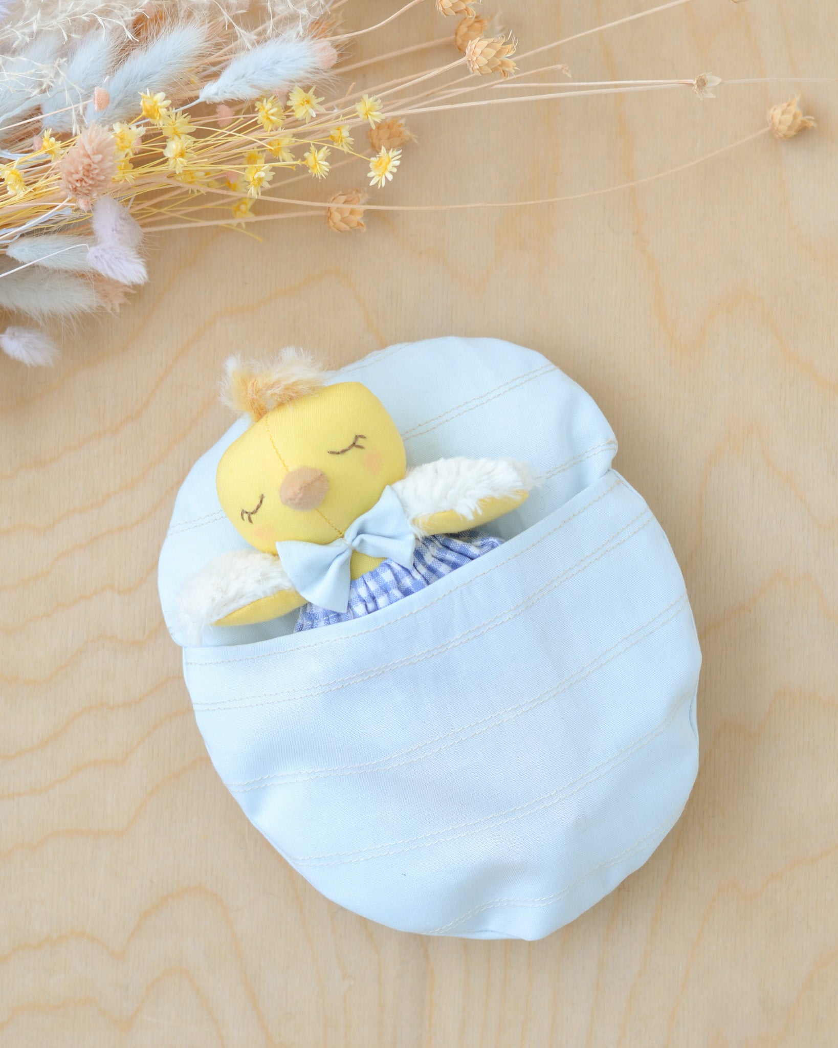 ミニチックロビンとイースターエッグ型ベッド