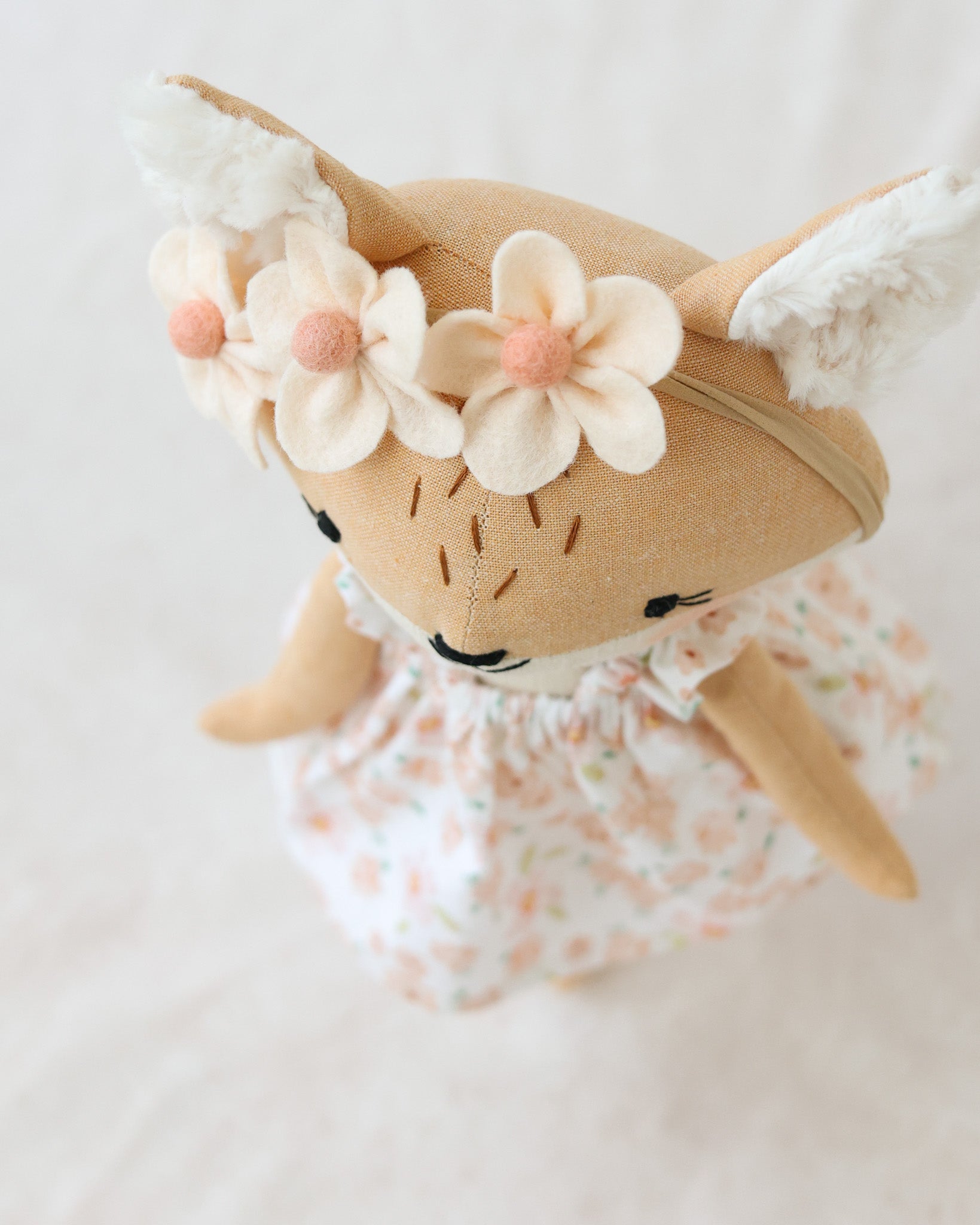 Corona de flores rosa Fox Doll