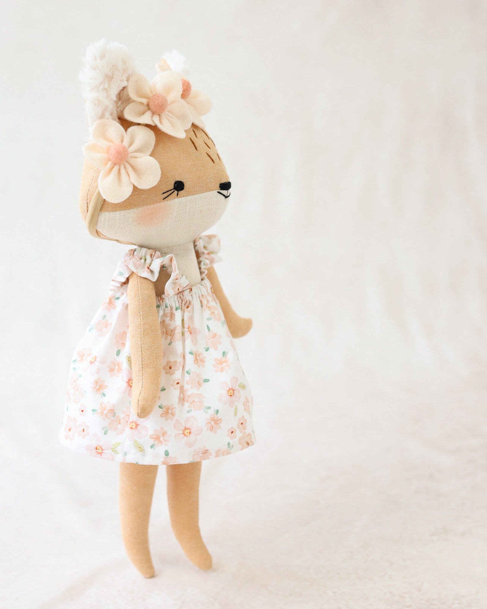 Poupée peluche renard Bernadette robe et couronne de fleurs