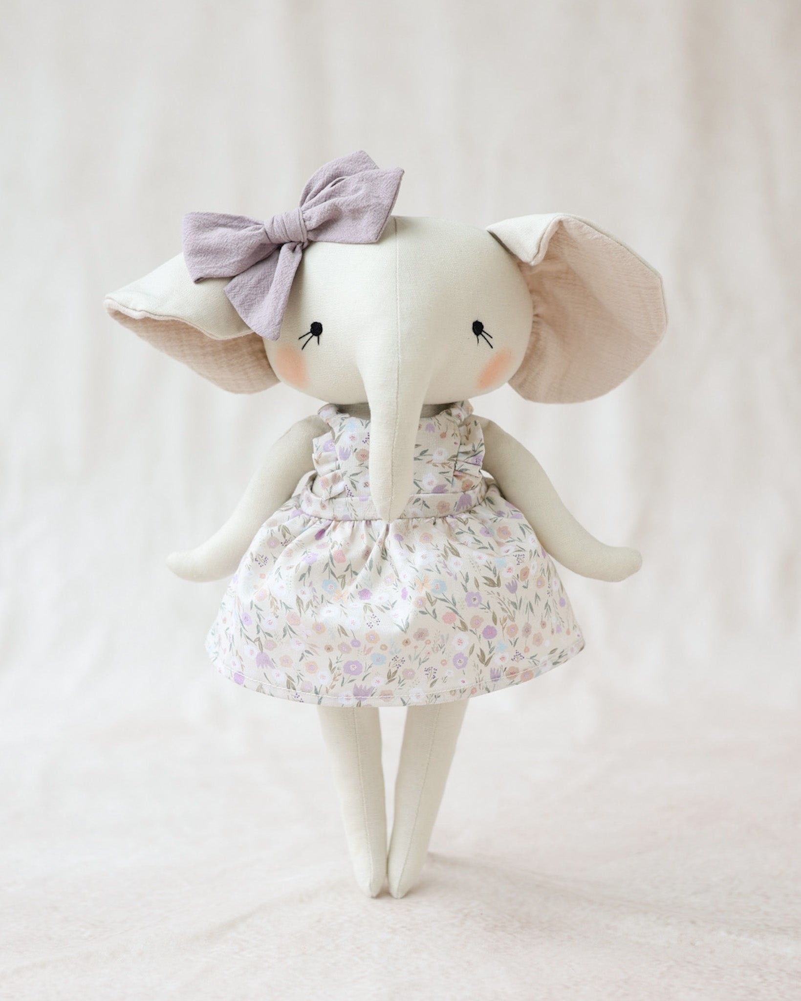 Poupée peluche Éléphant Stella robe fleur et boucle lavande