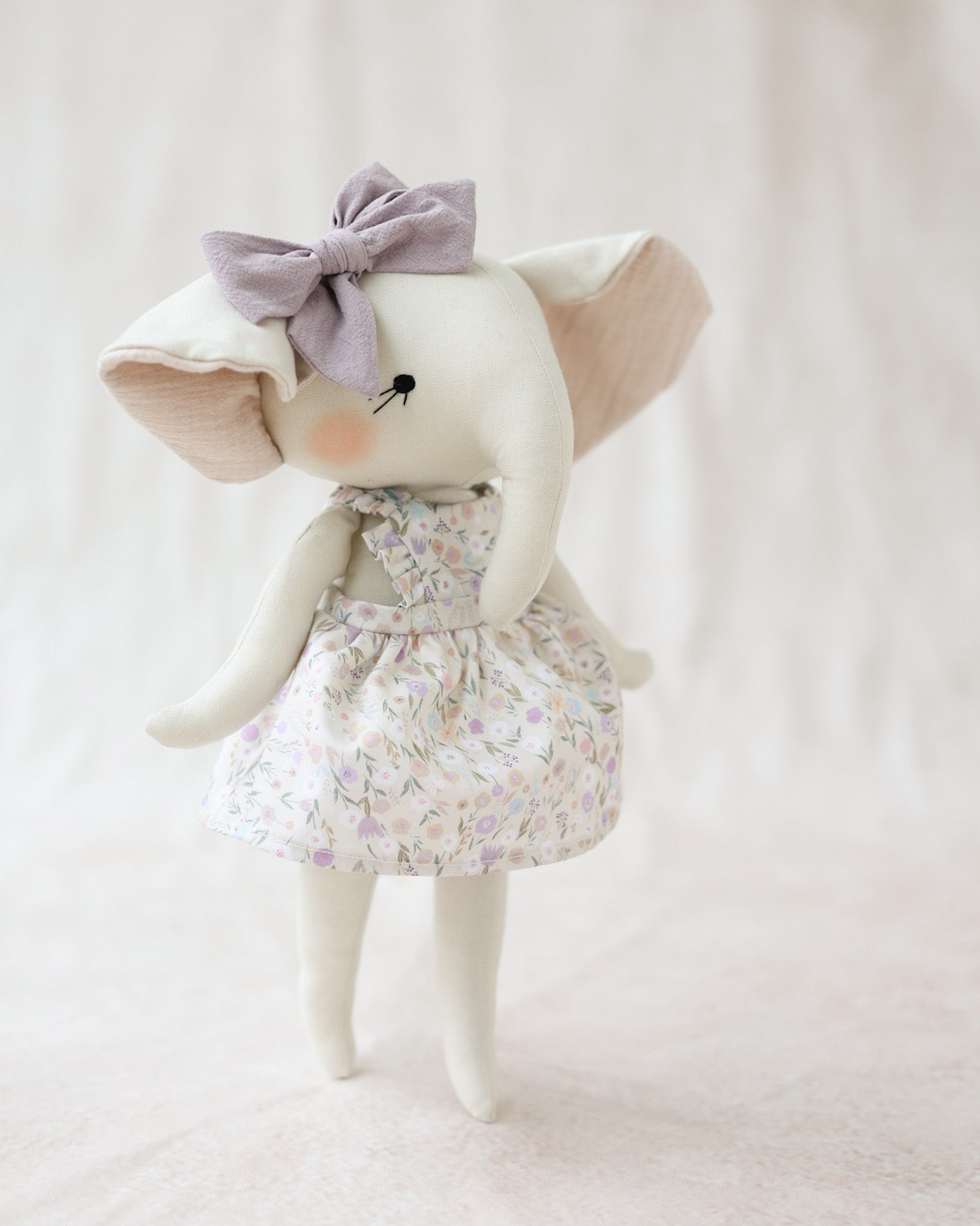 Poupée peluche Éléphant Stella robe fleur et boucle lavande