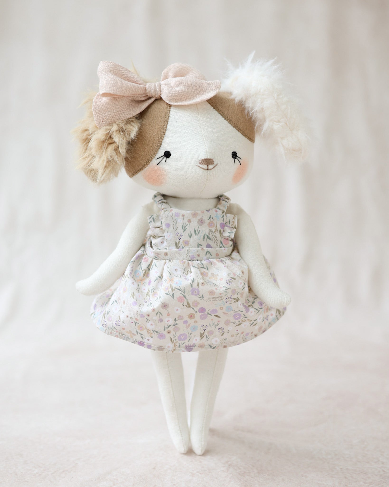 花柄のドレスを着た犬のぬいぐるみアルフォンシーヌ