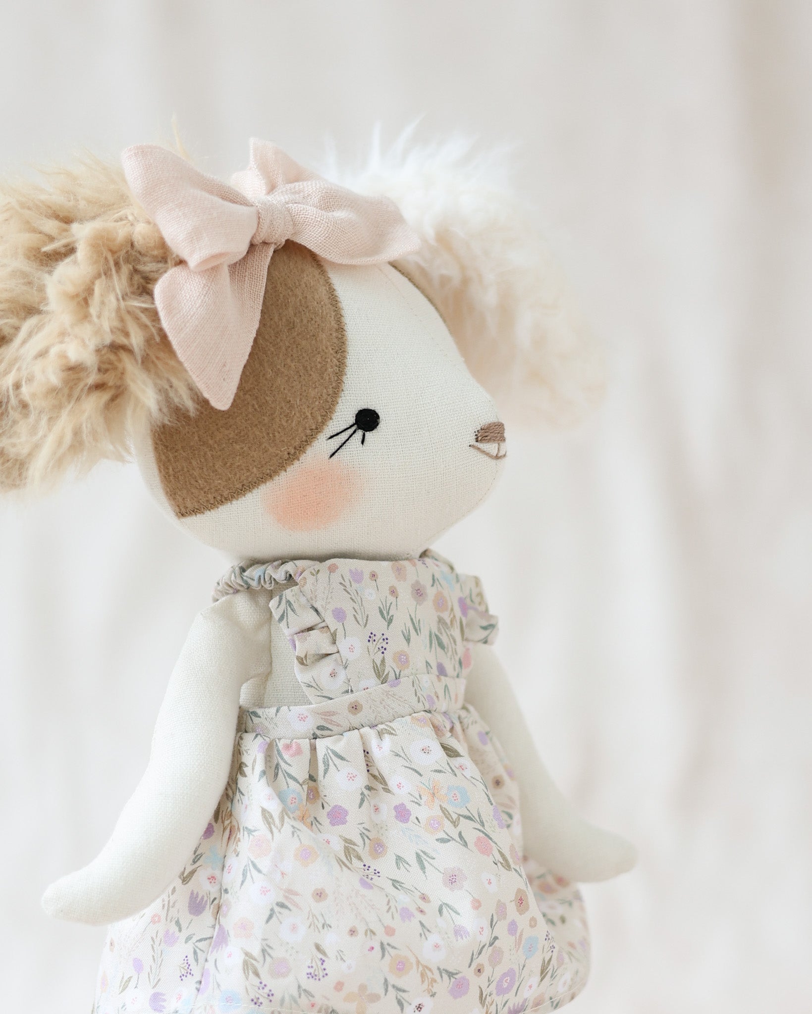 花柄のドレスを着た犬のぬいぐるみアルフォンシーヌ