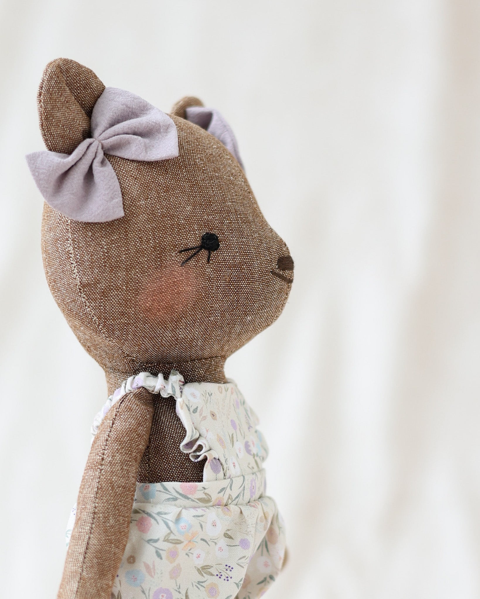 Peluche ours Charlotte combinaison fleur