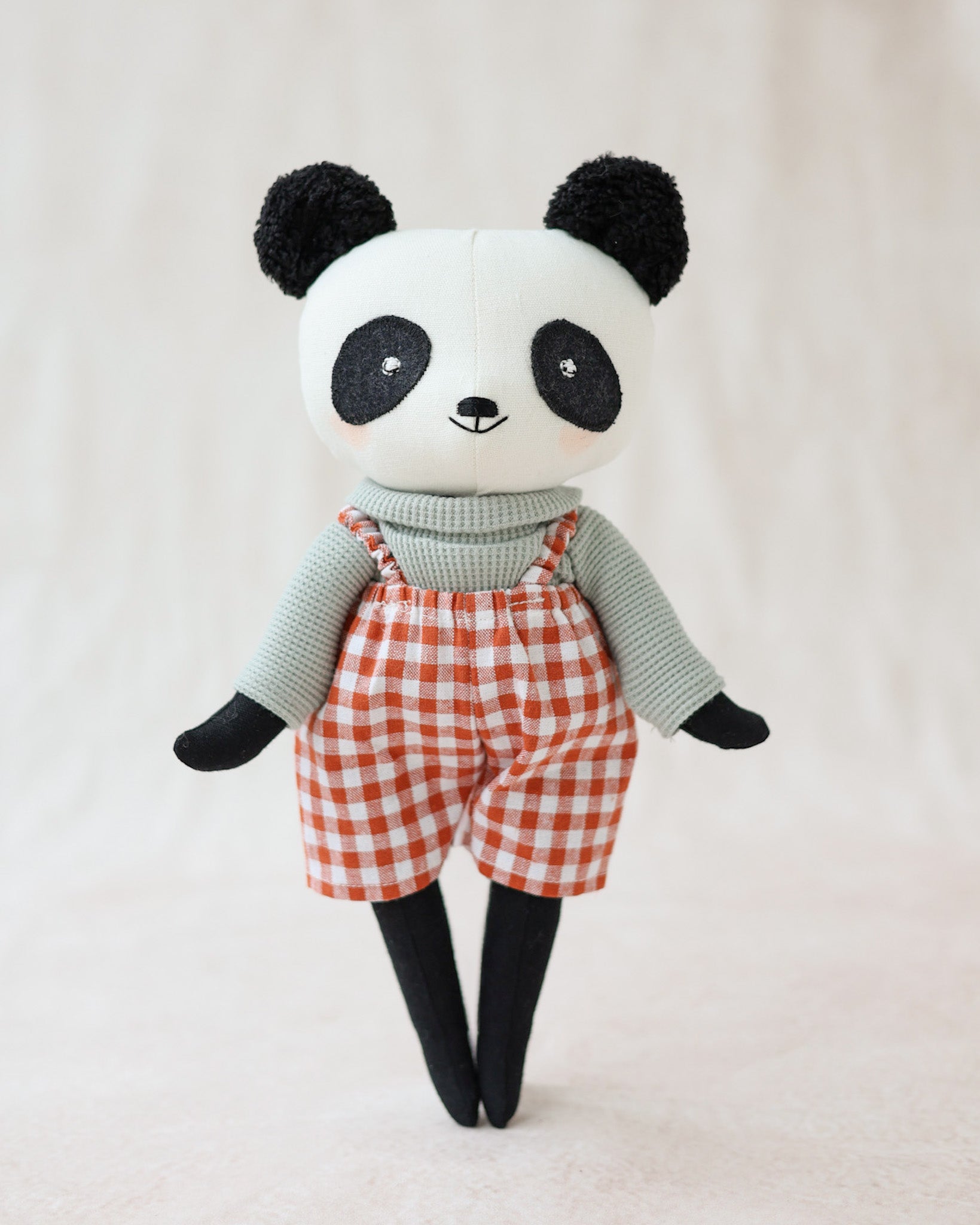 Poupée peluche panda combinaison vichy rouge et col roulé