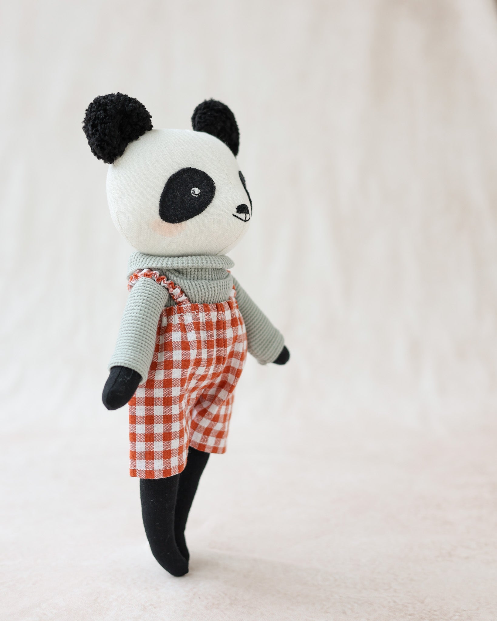 Poupée peluche panda combinaison vichy rouge et col roulé