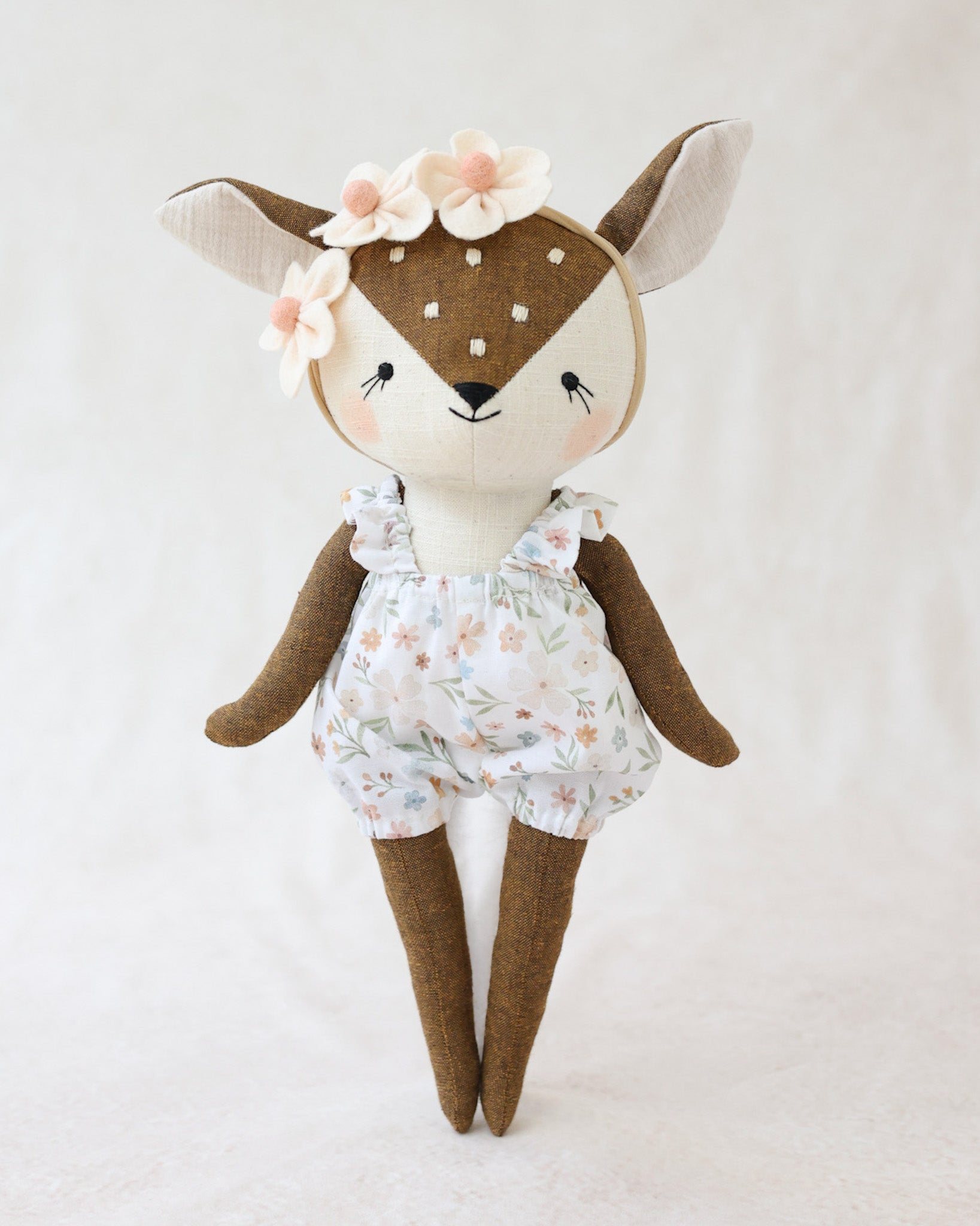 花柄ブルマと花の冠をつけたファウンのぬいぐるみルイーズ