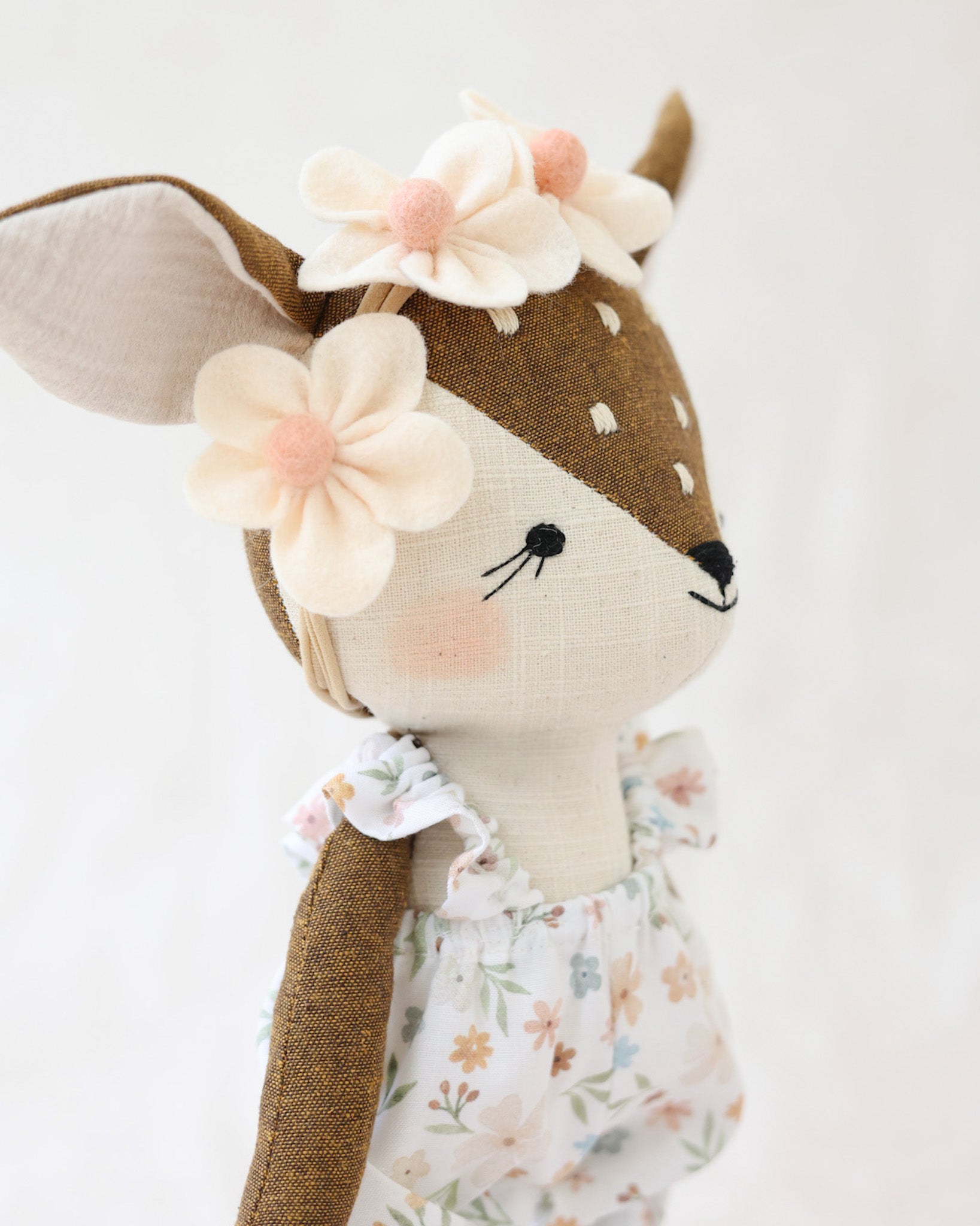 花柄ブルマと花の冠をつけたファウンのぬいぐるみルイーズ