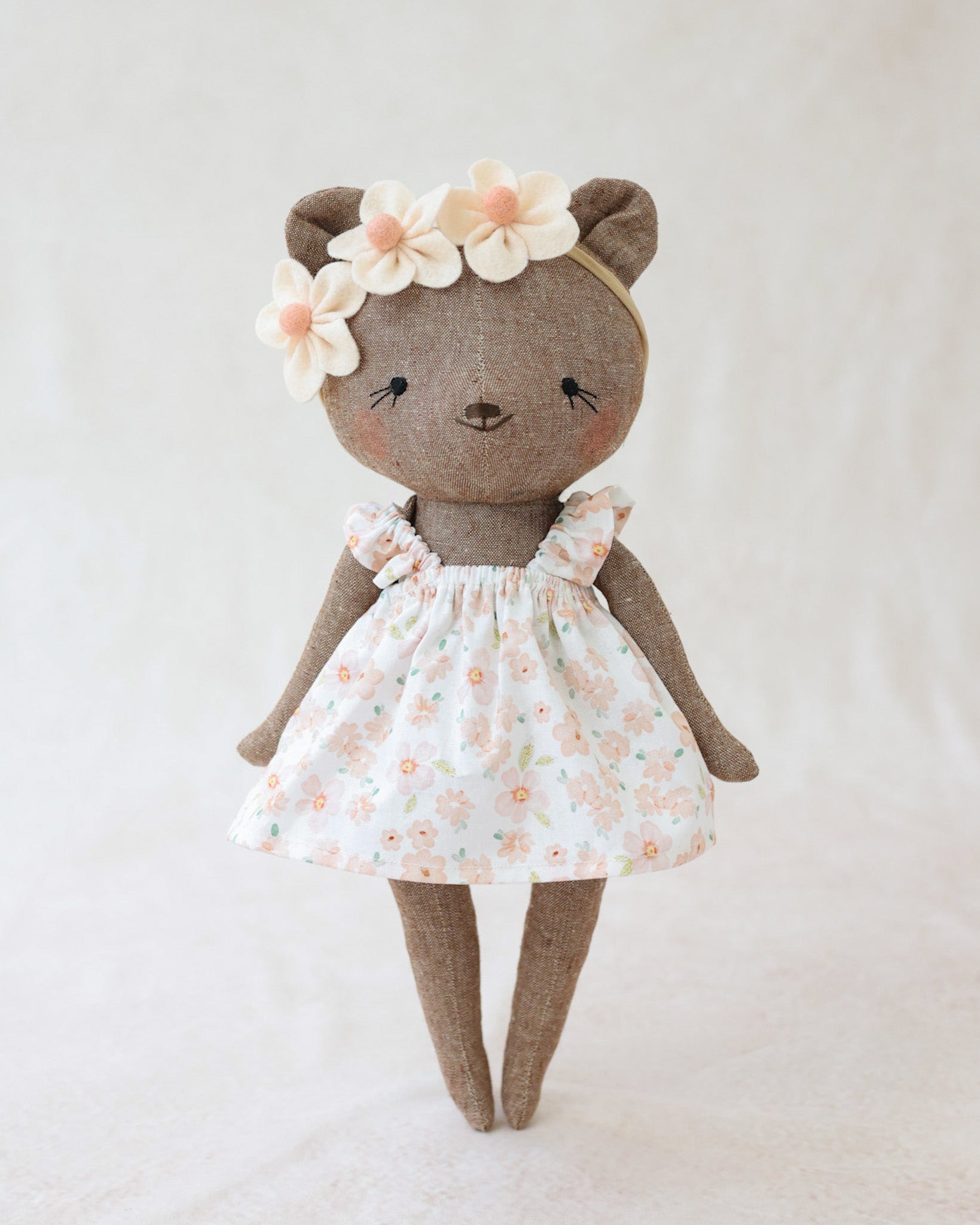 Peluche ours Charlotte robe et couronne de fleurs