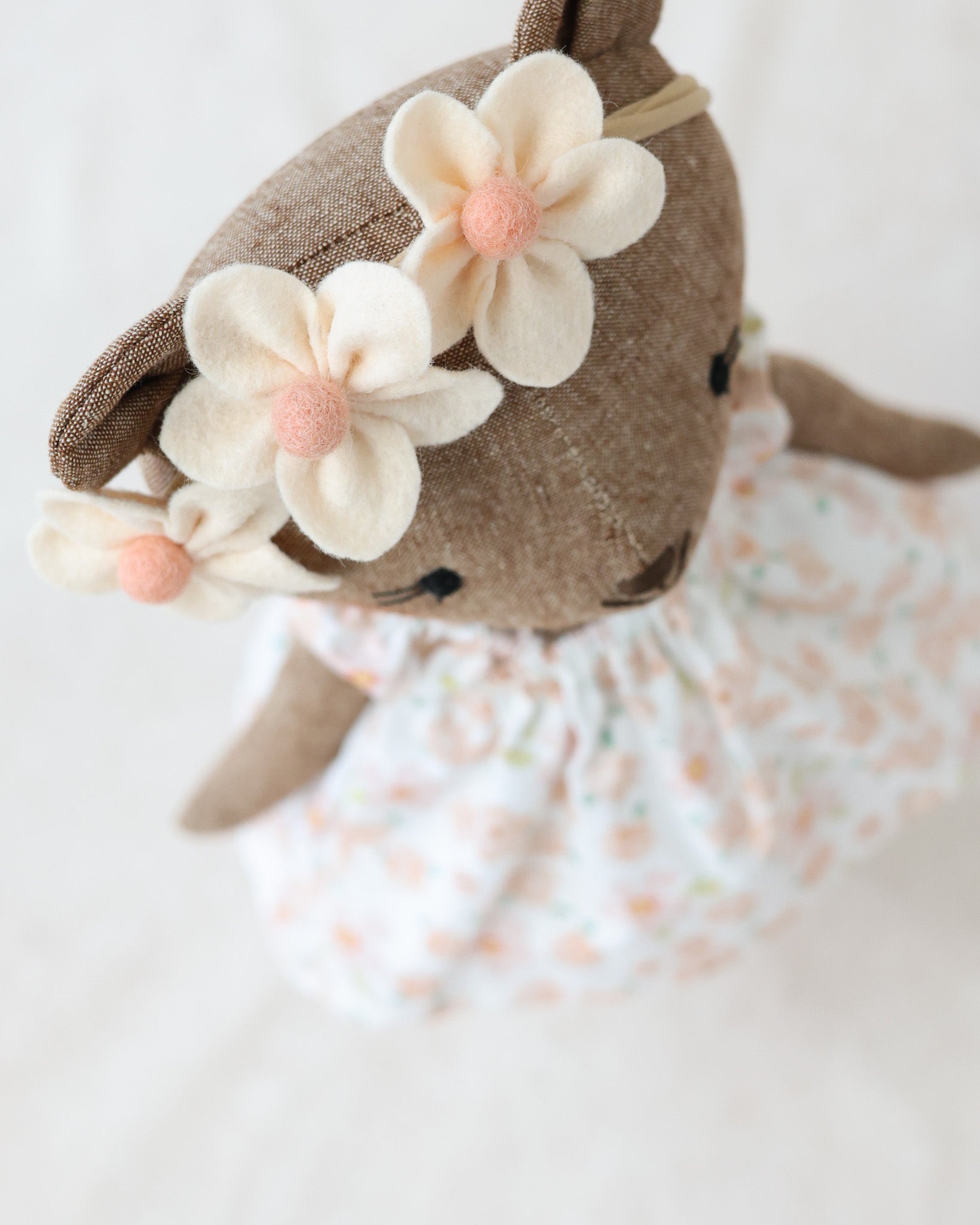 Peluche ours Charlotte robe et couronne de fleurs