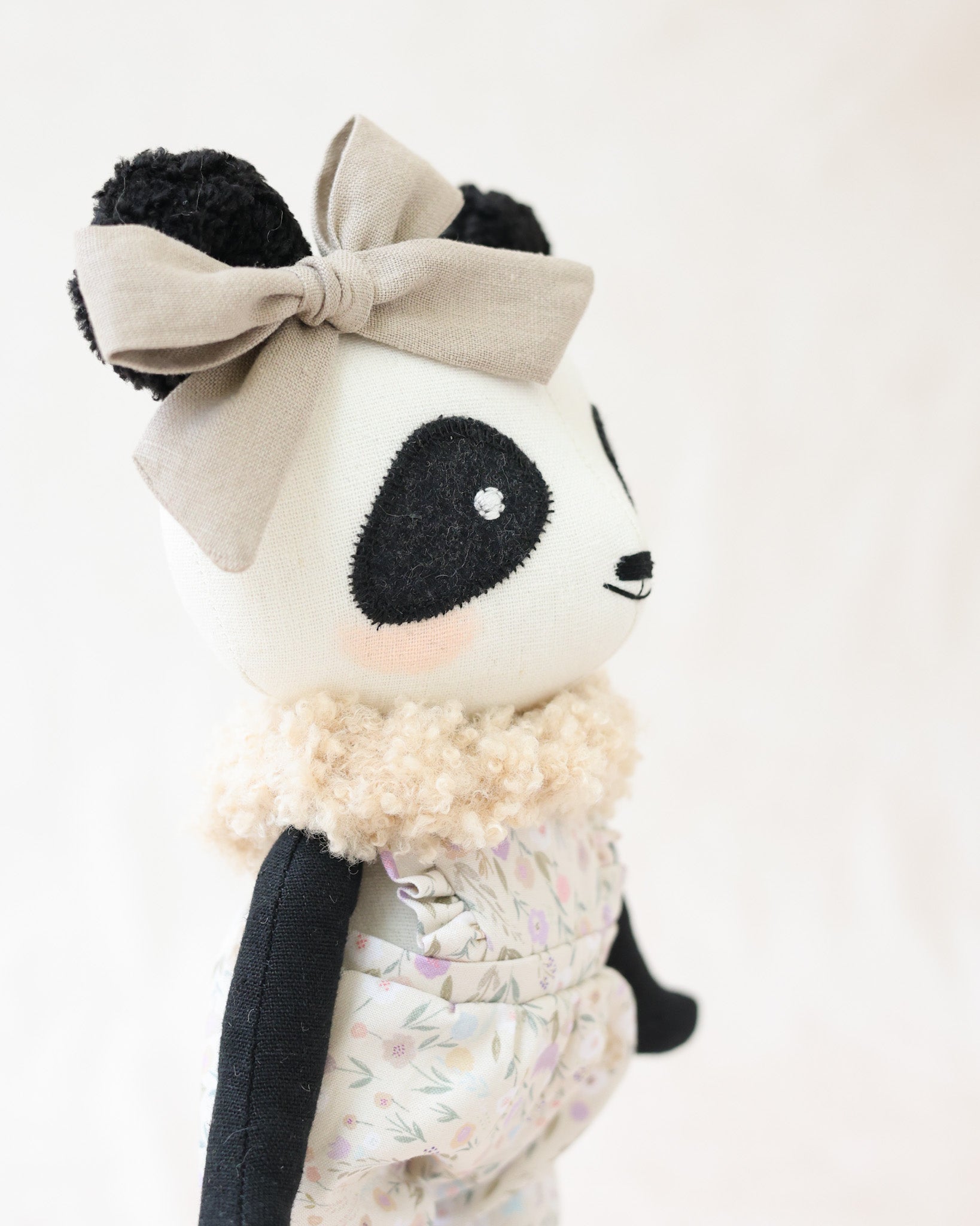Poupée Peluche Panda combinaison fleur et écharpe infinie