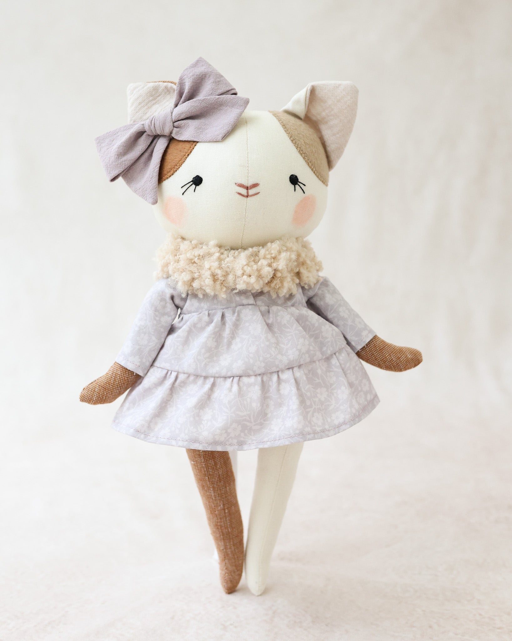 ラベンダー色のドレスを着た猫のぬいぐるみルーシー