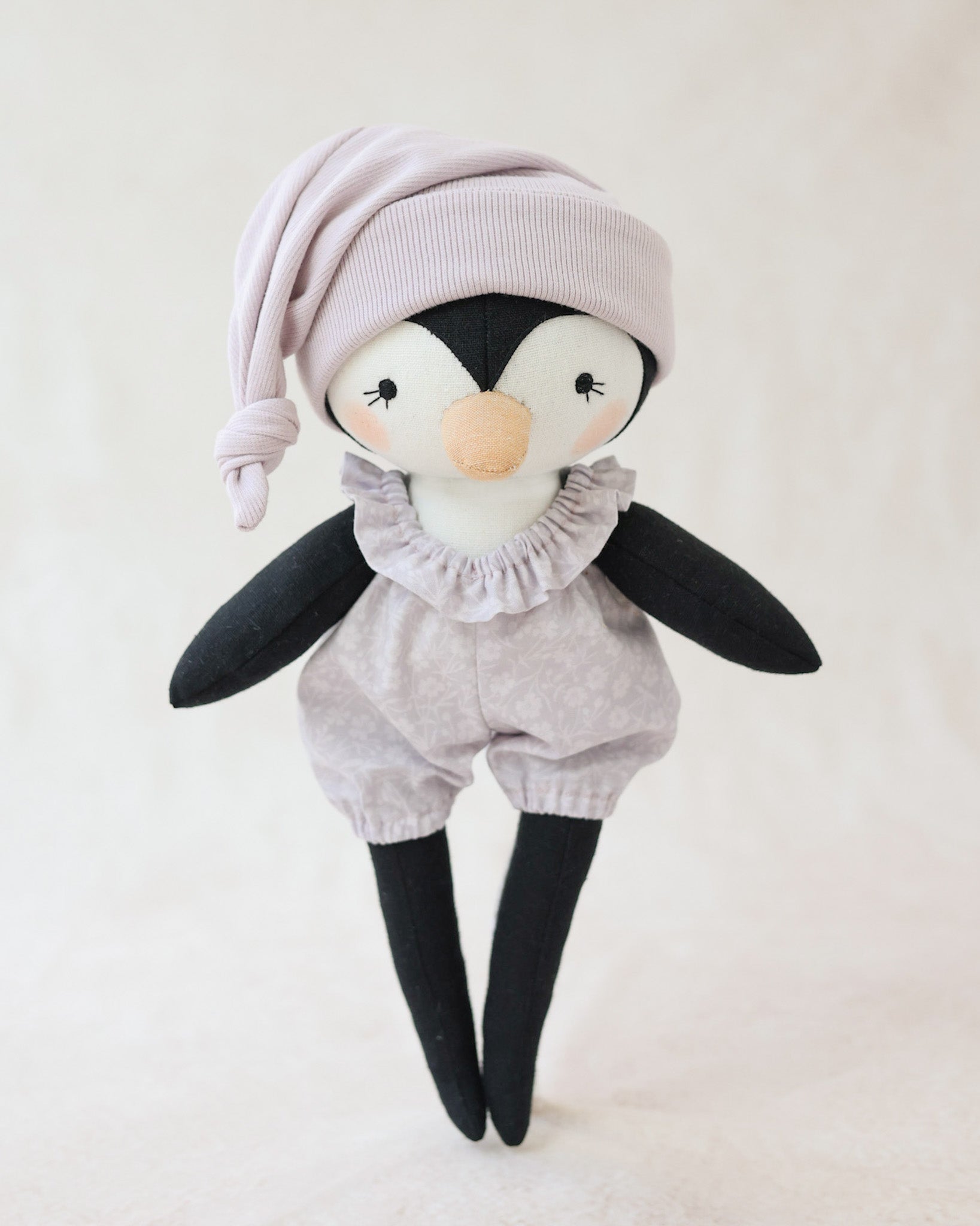 Peluche pingouin bloomers lavande et bonnet d'elfe