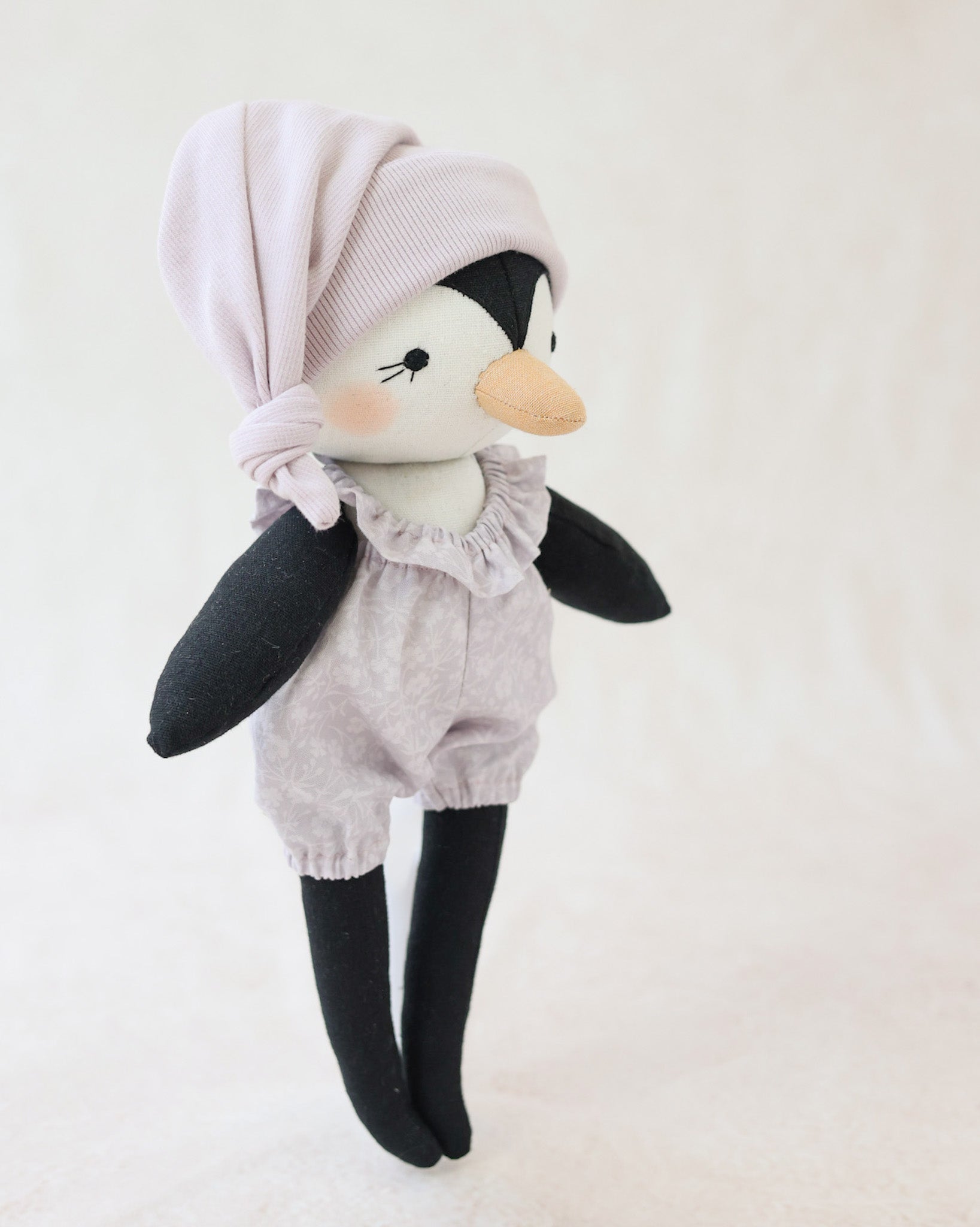 Peluche pingouin bloomers lavande et bonnet d'elfe