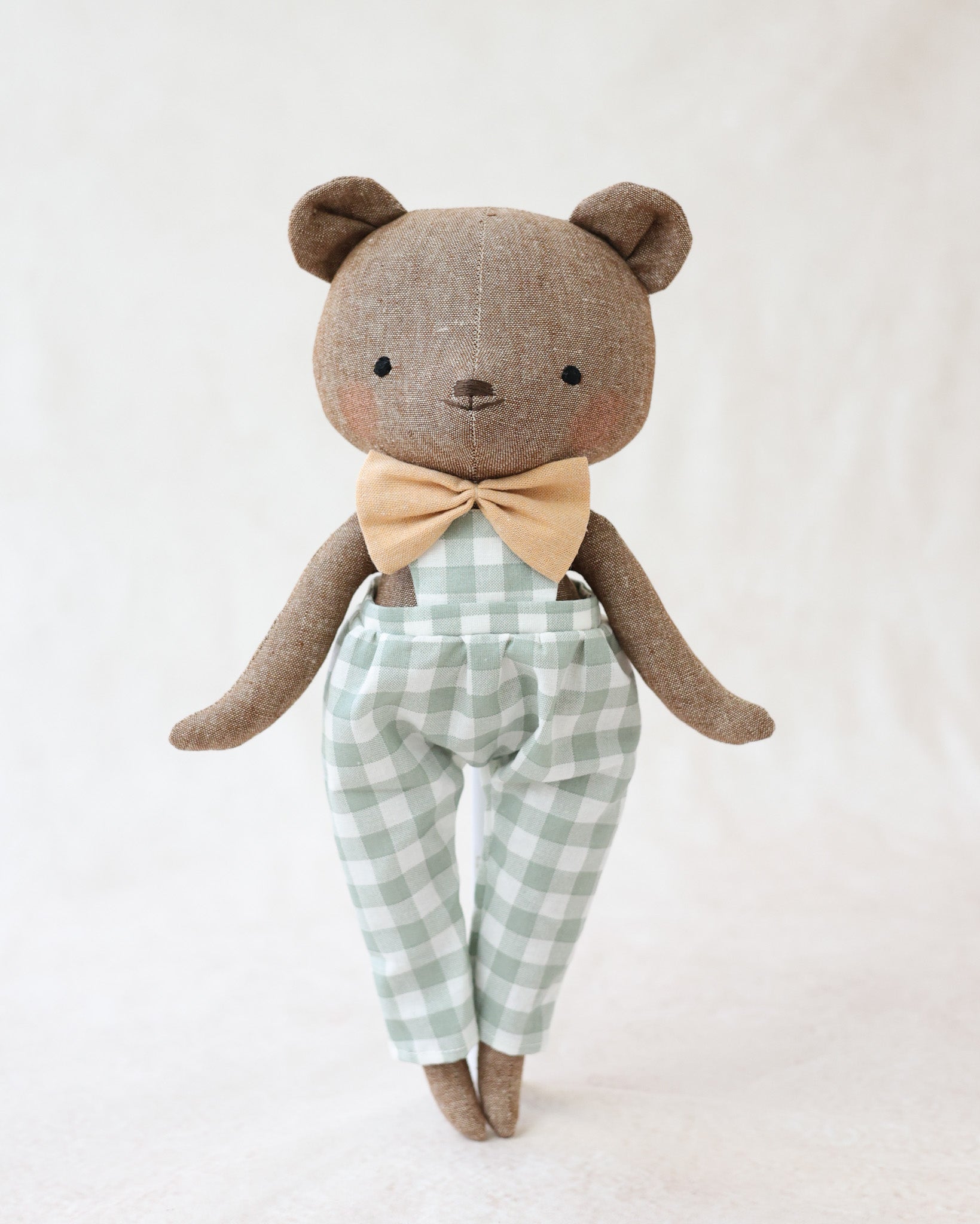 Poupée Peluche ours Charles combinaison vichy et nœud papillon