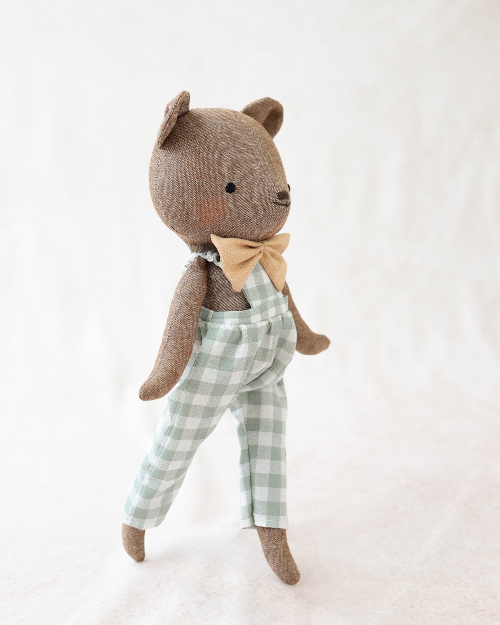 Poupée Peluche ours Charles combinaison vichy et nœud papillon