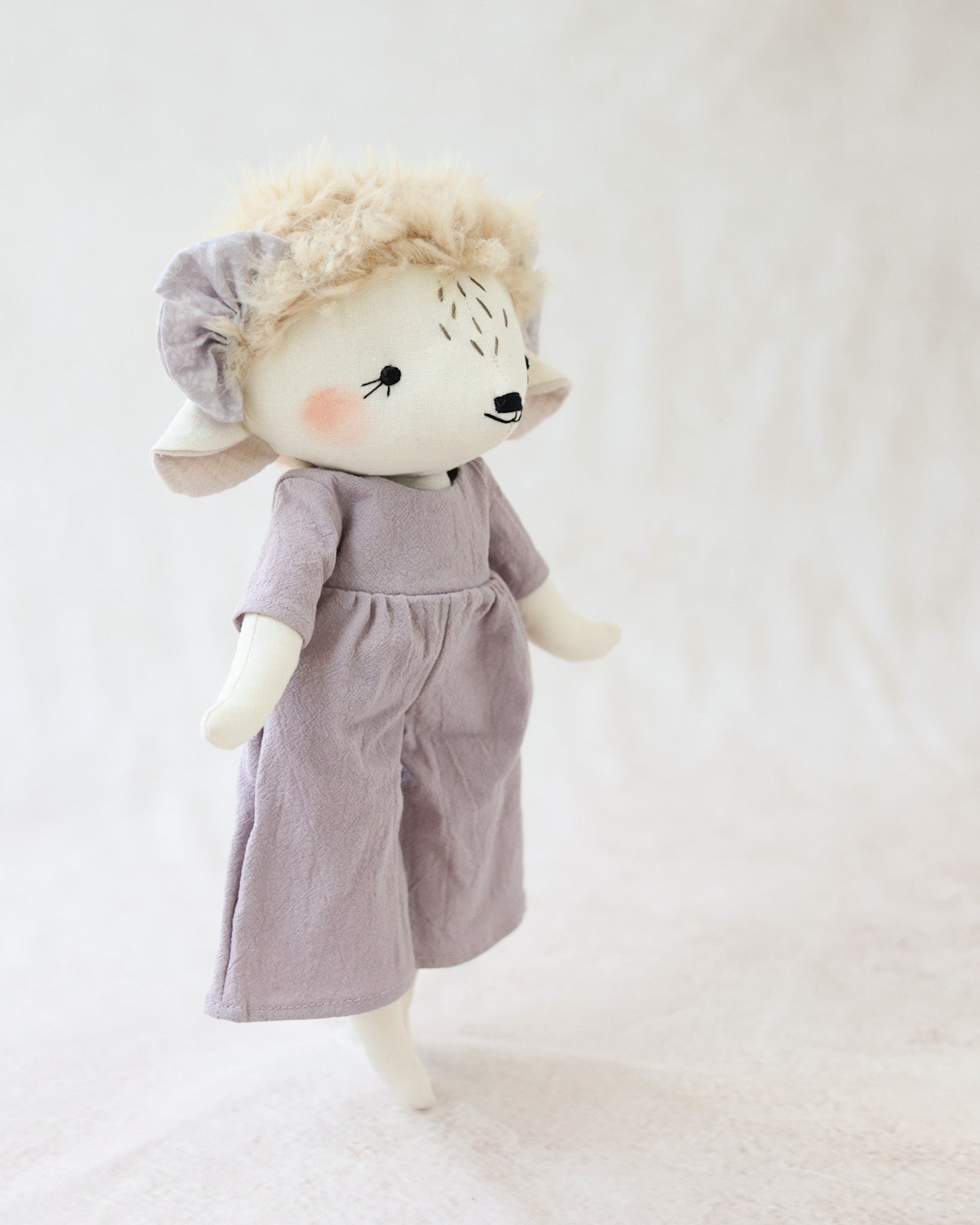 Poupée Peluche hérisson combinaison lavande