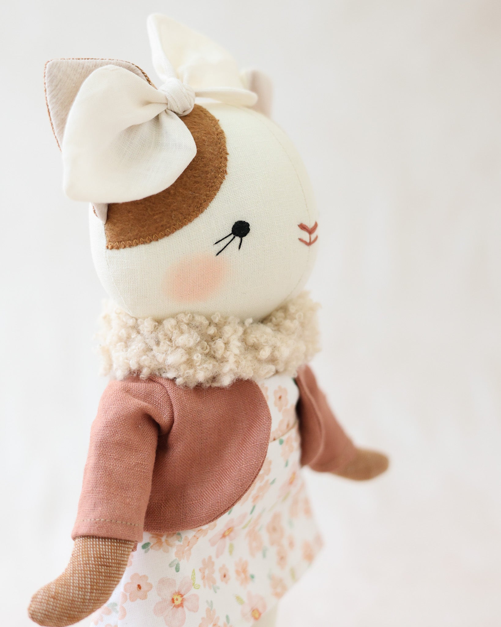 猫のぬいぐるみルーシー、ブラッシュフローラルドレスを着て