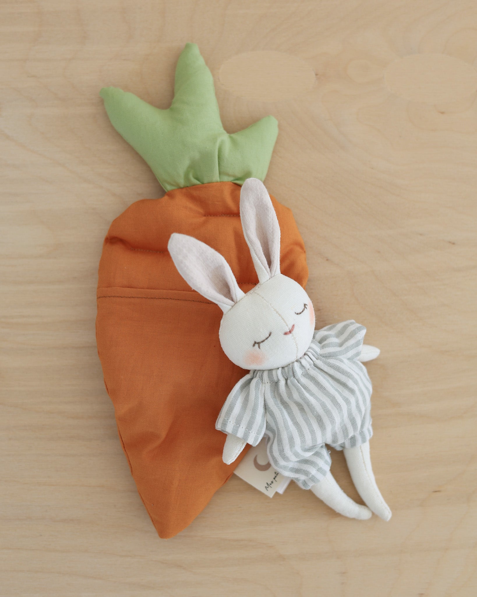 ミニバニー ジャノーとニンジン型ベッド