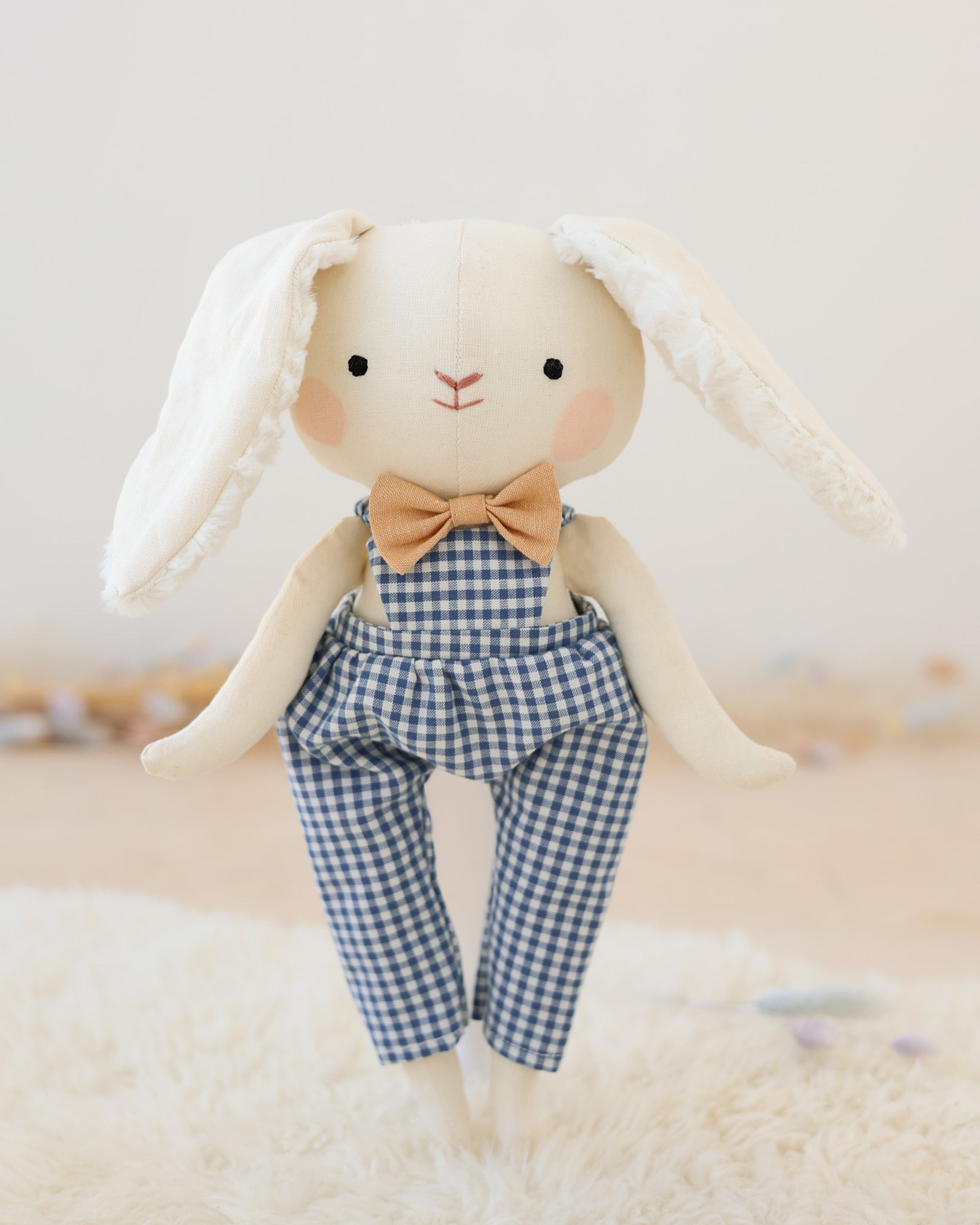 Poupée lapin Jeannot combinaison vichy bleue