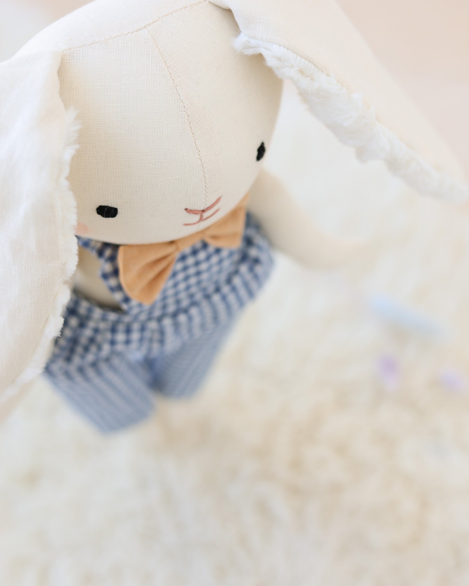 Poupée lapin Jeannot combinaison vichy bleue