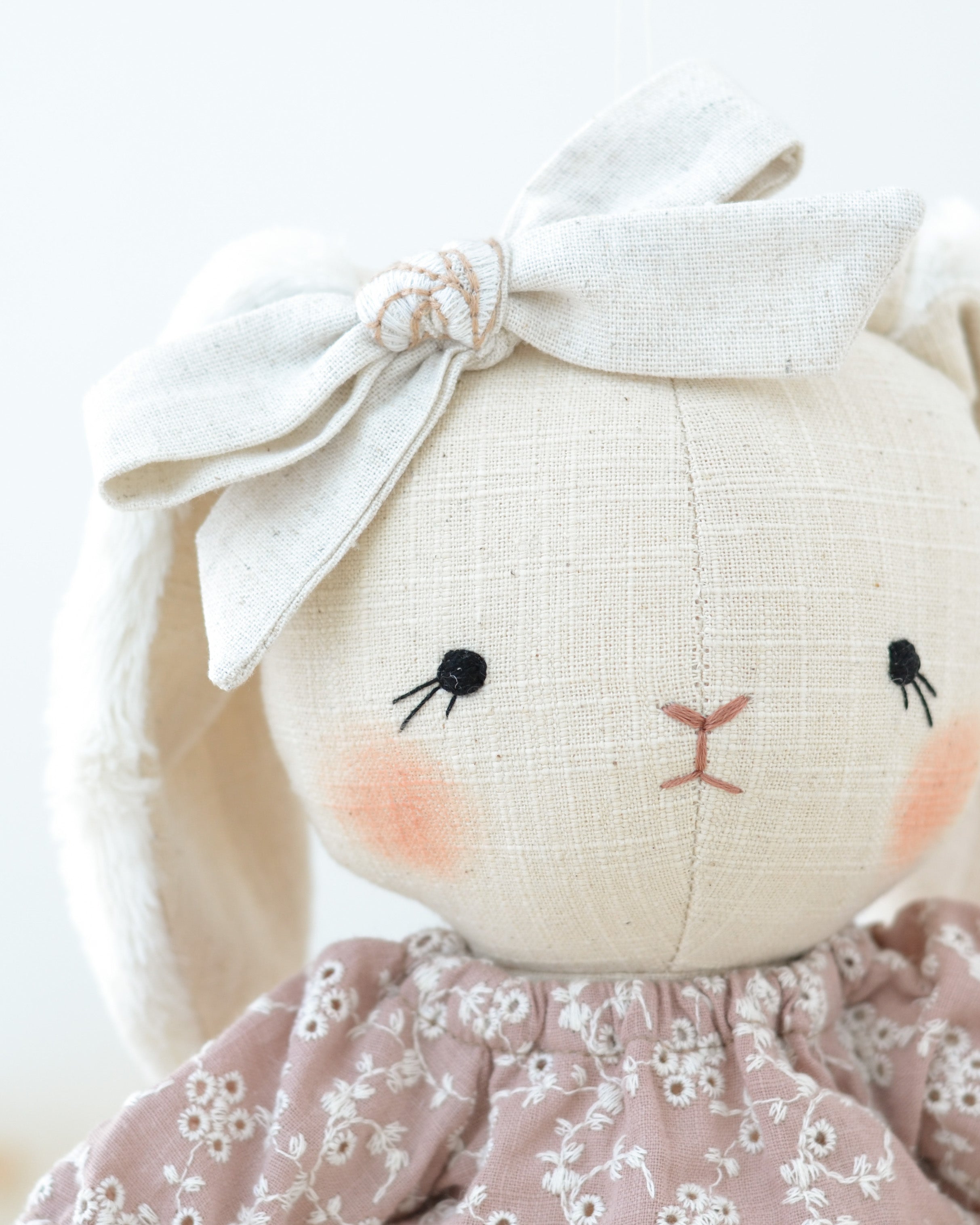 Peluche doudou lapin Jeanne combinaison broderie rose