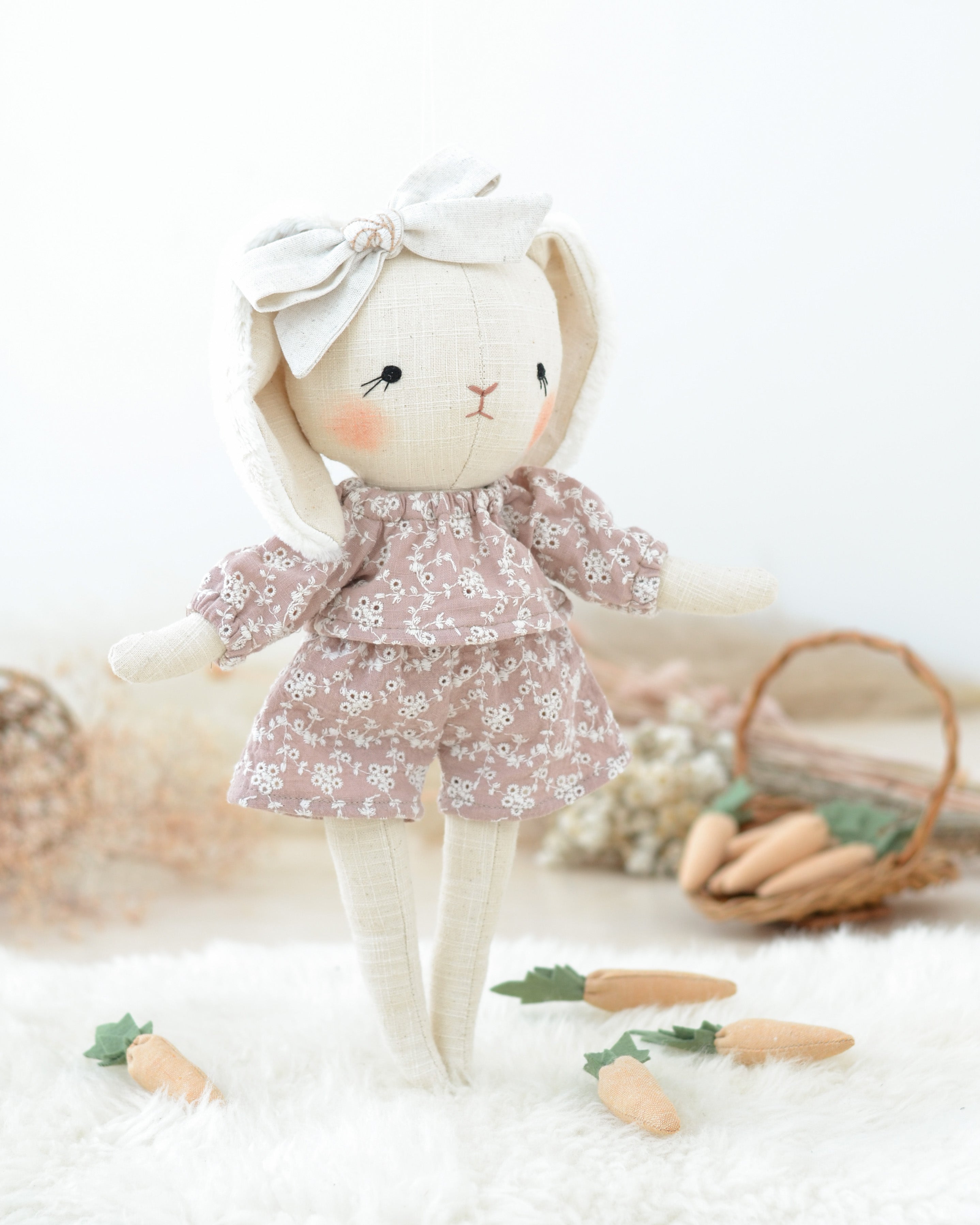 Peluche doudou lapin Jeanne combinaison broderie rose