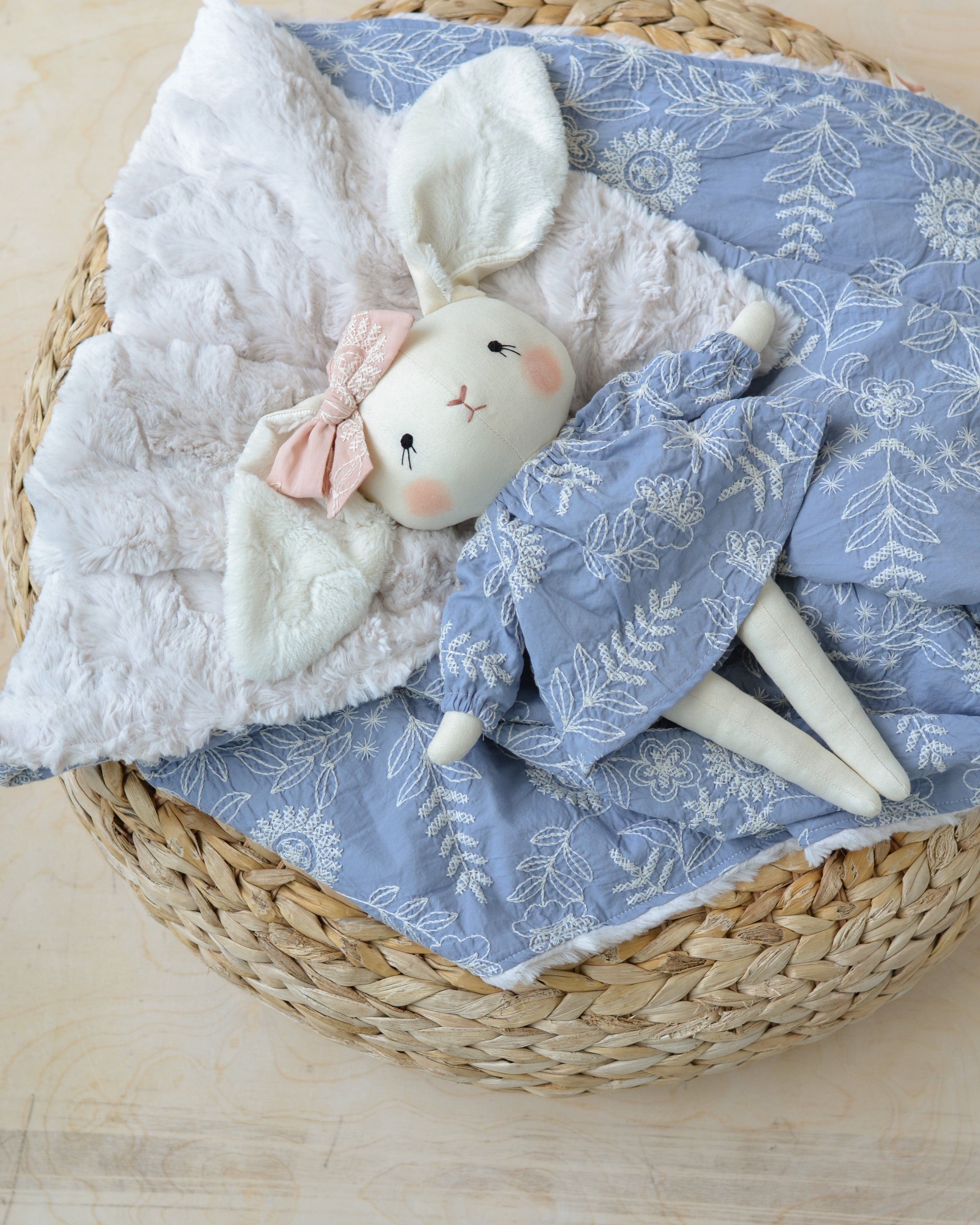 Ensemble poupée lapin et couverture | Bleu motif floral brodé