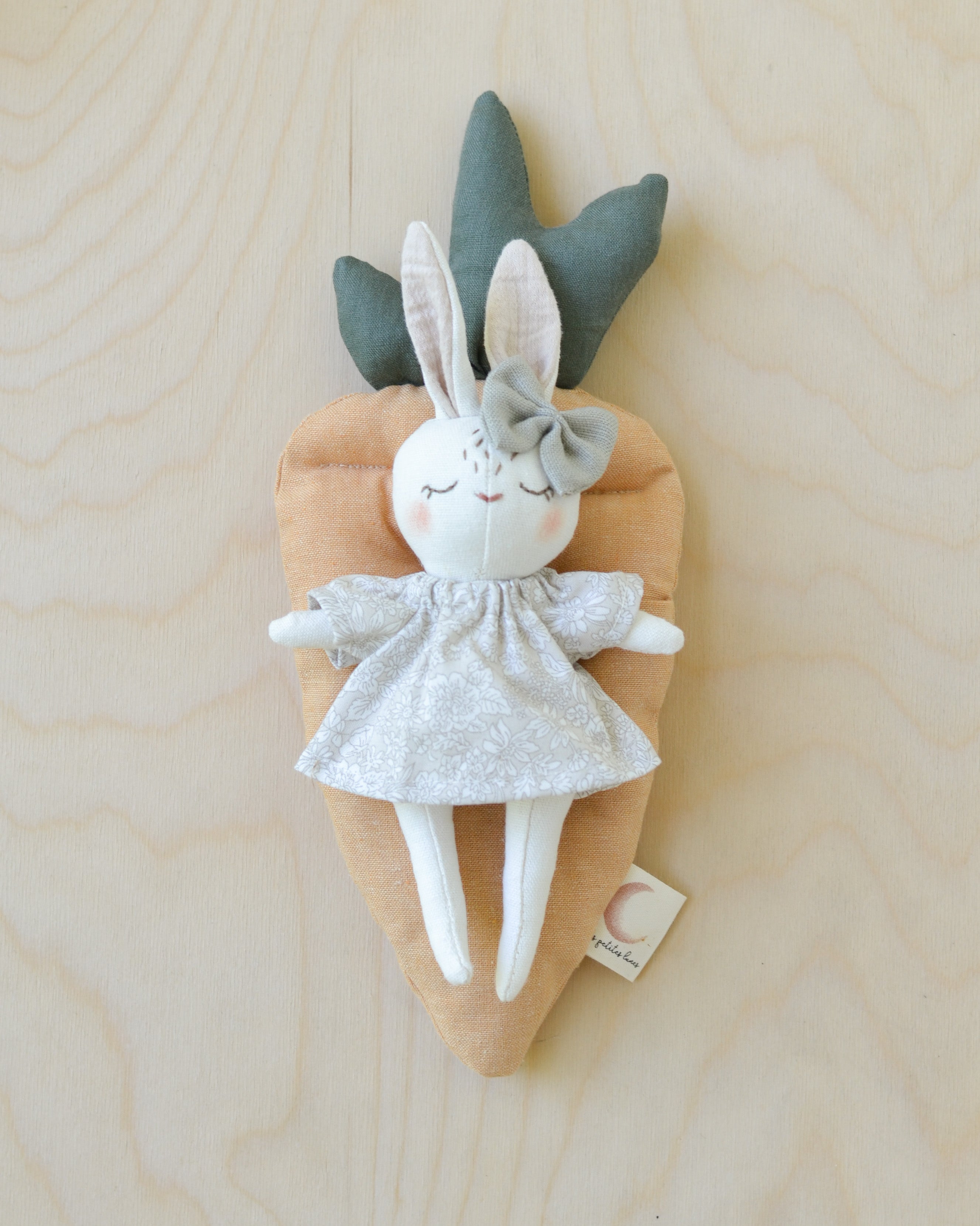 Mini poupée lapin et un lit carotte