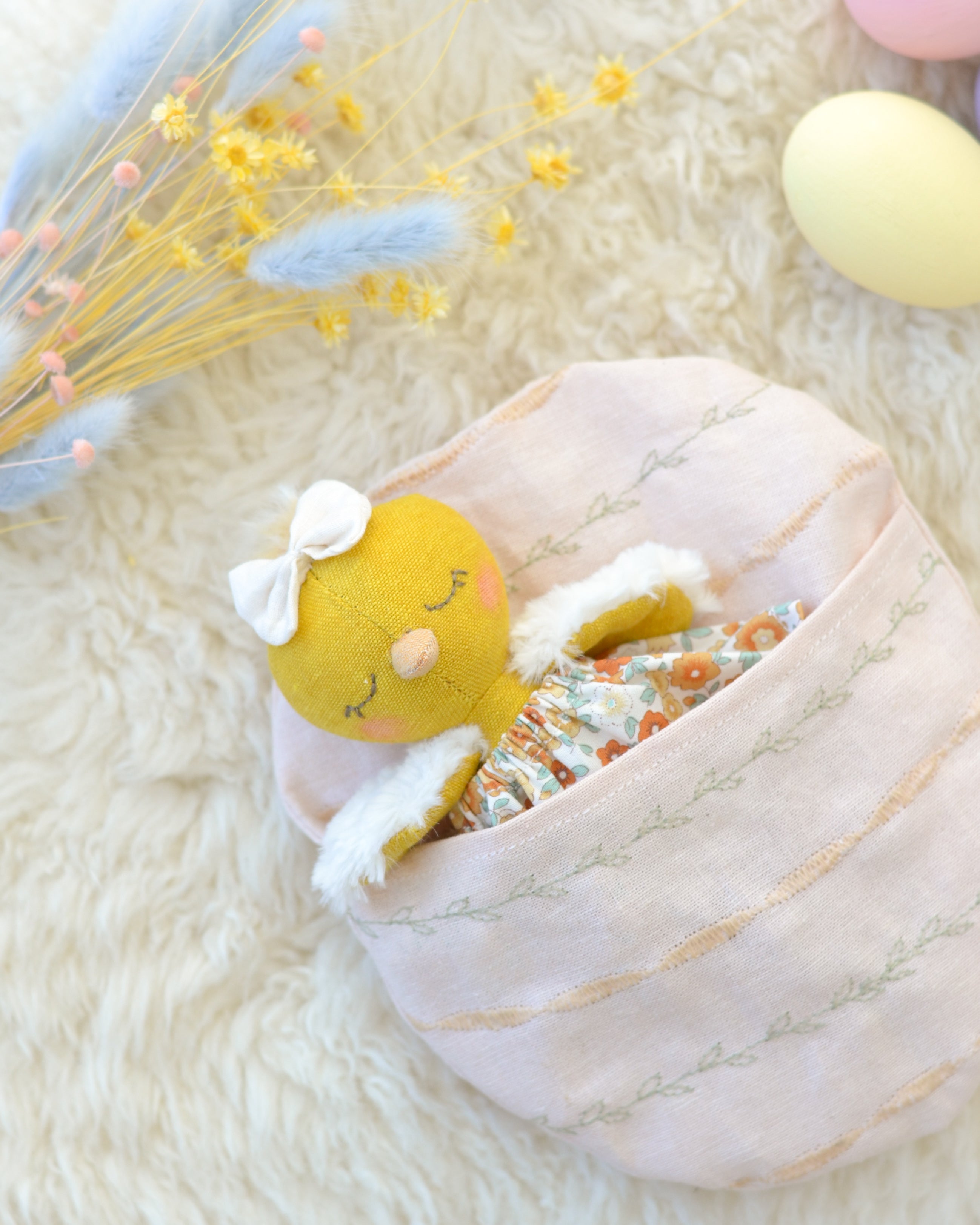 Mini poussin et petit lit oeuf de Pâques