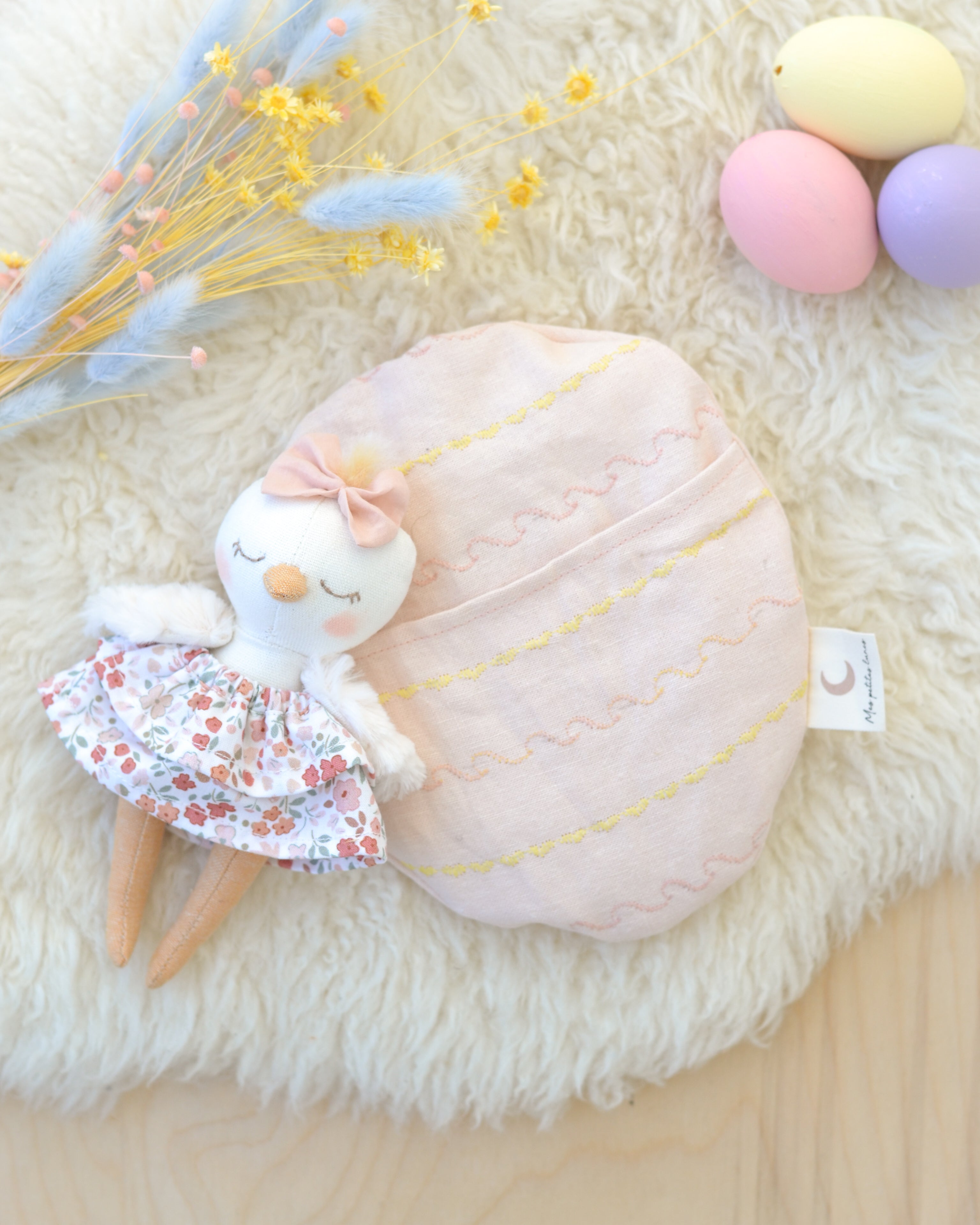 Mini poussin et petit lit oeuf de Pâques