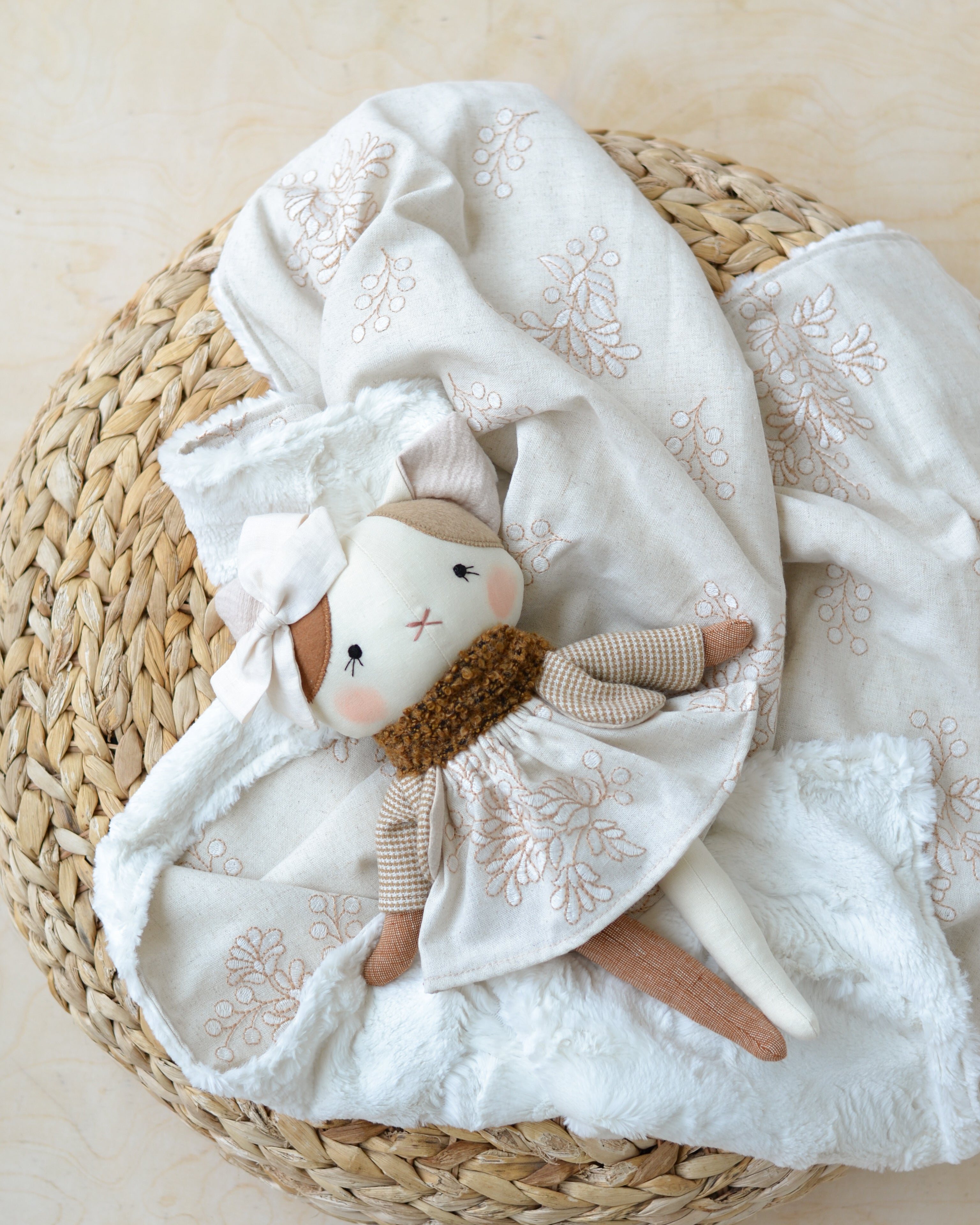 Ensemble poupée chat et couverture | lin fleurs blanches