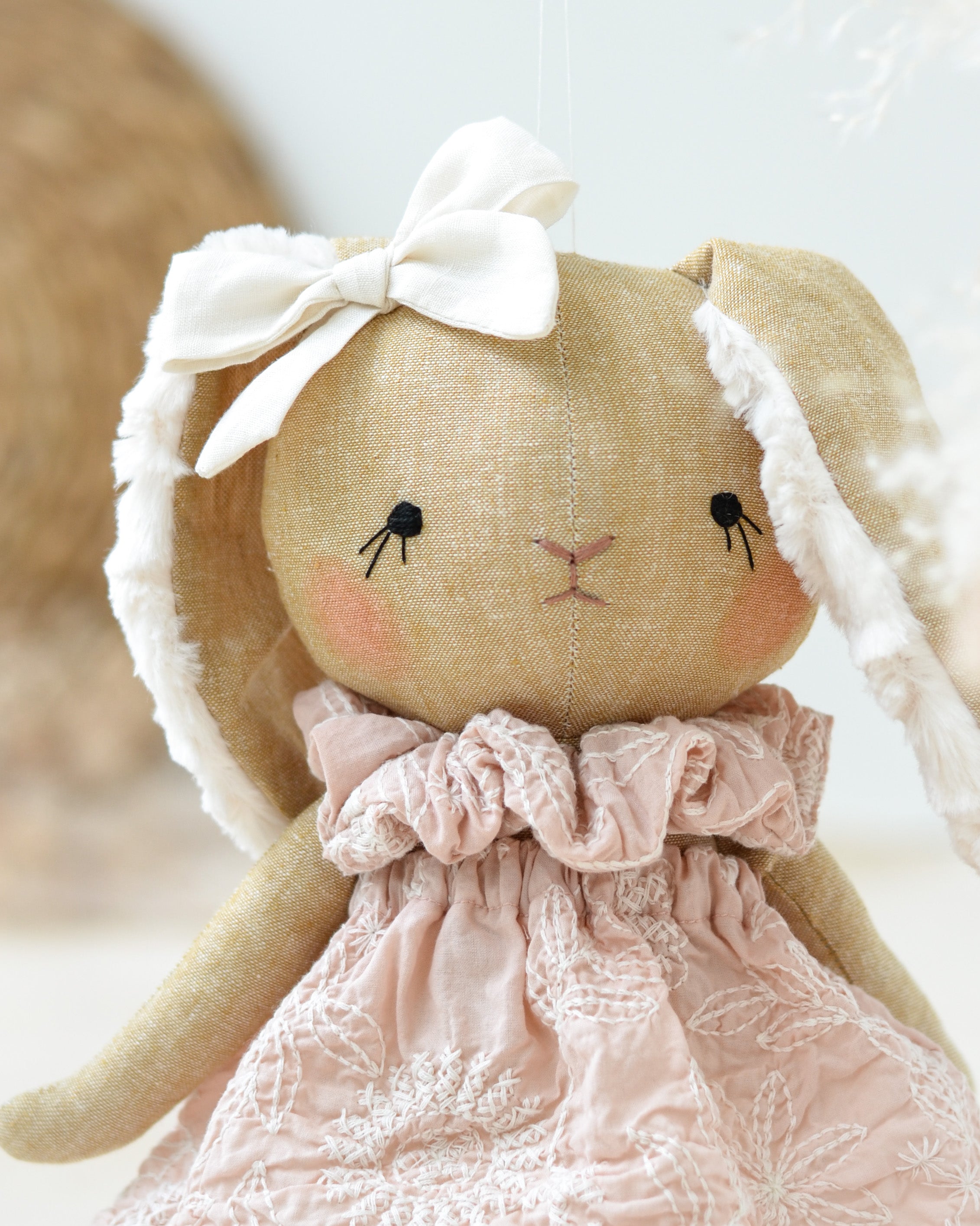 Peluche doudou lapin Jeanne jupe broderie rose